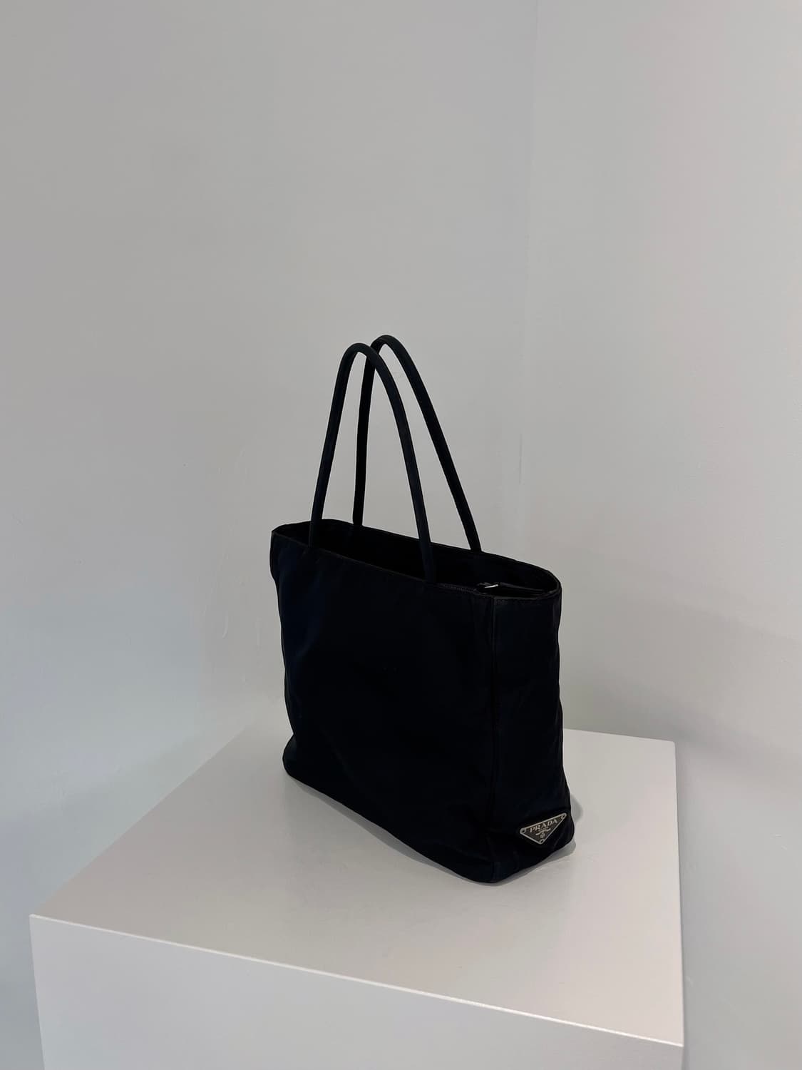프라다 사이드로고 나일론 토트백 상품이미지1