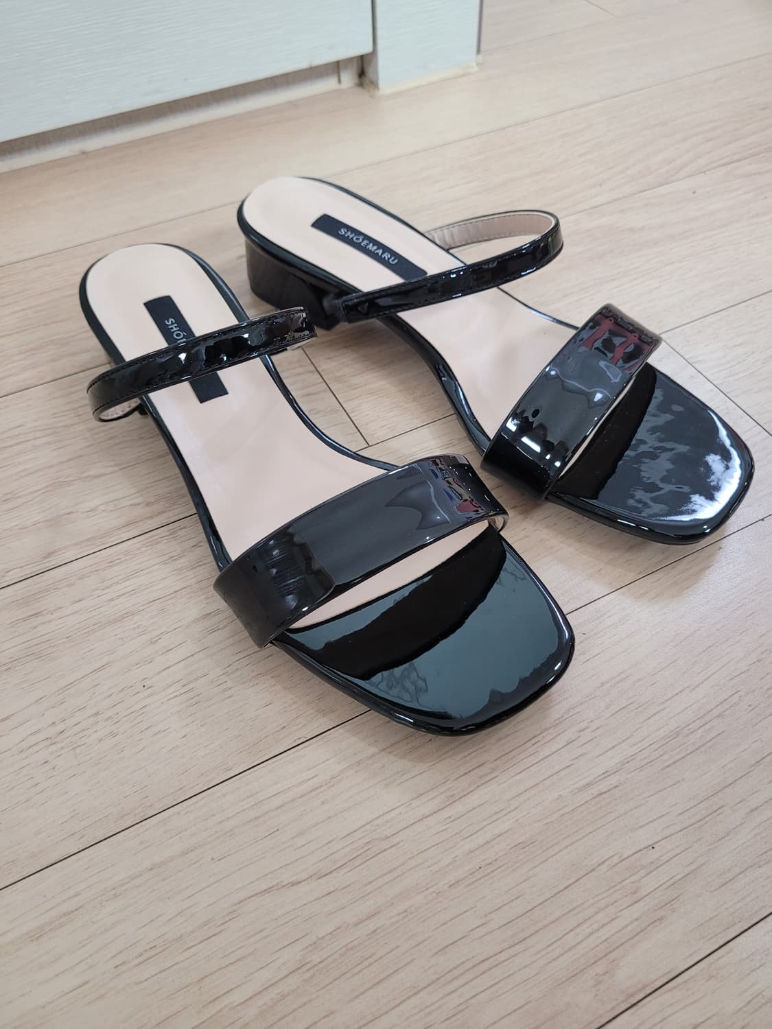 스트랩 샌들 240 에나멜 블랙 상품이미지3