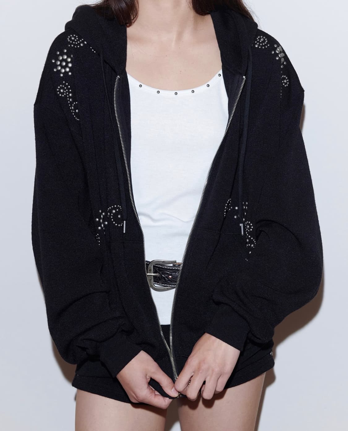 ORNAMENT STUDDED HOODIE_ONZI_EDITION, BL 상품이미지3