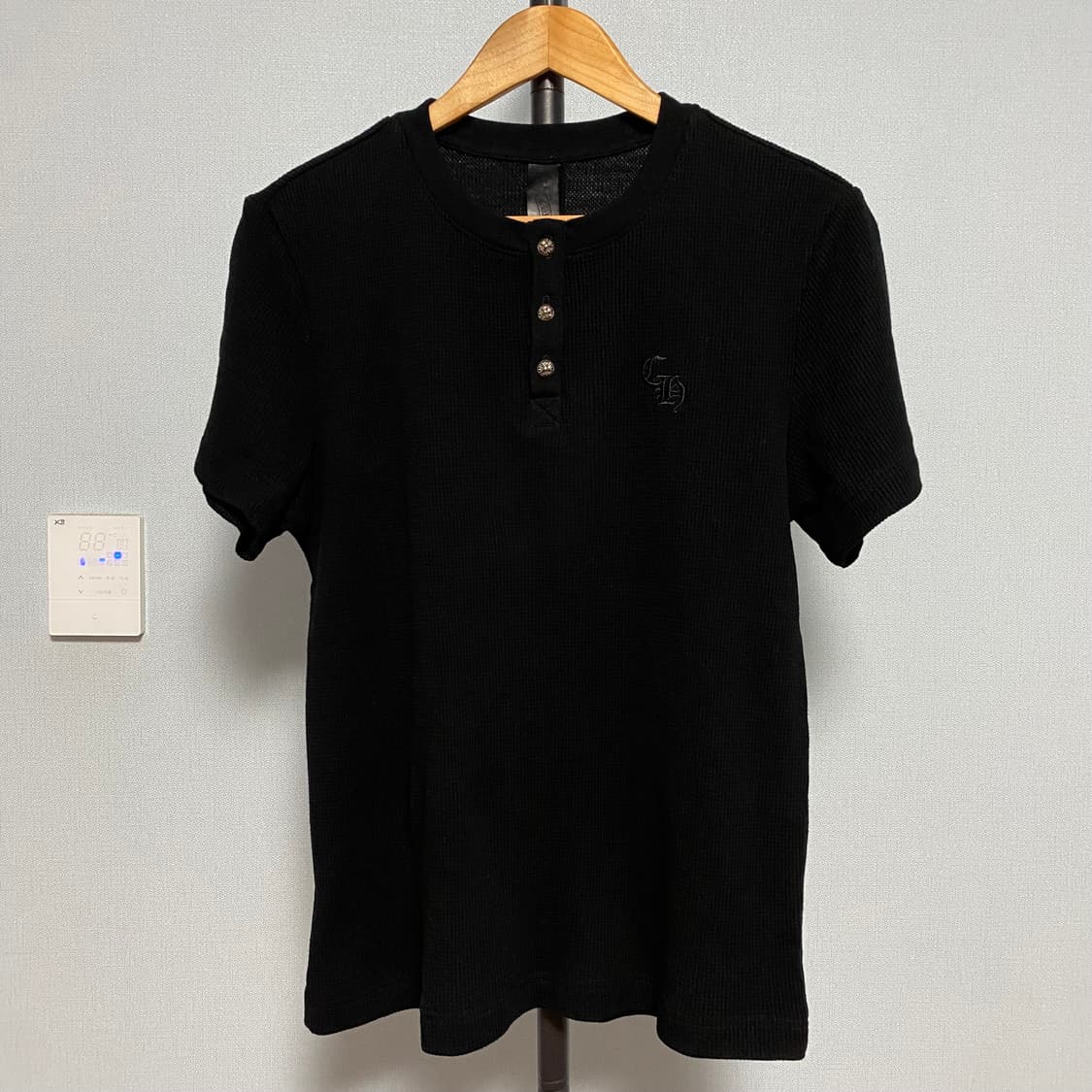 [M] 크롬하츠 크로스볼 와플 헨리넥 반팔 티셔츠 블랙 상품이미지1