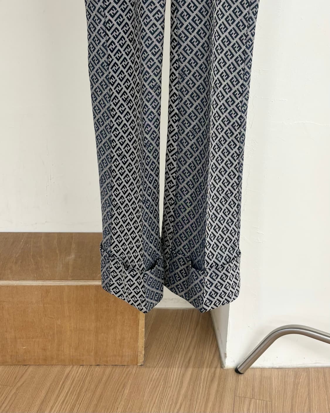 펜디 그레이  F 패턴 플리츠 팬츠 상품이미지3