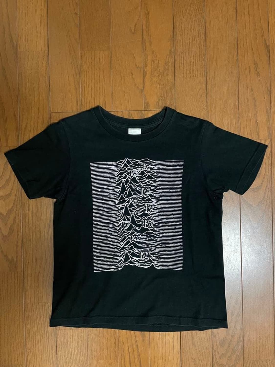 01SS 넘버나인 타임기 조이 디비전 4주년 기념 반팔티 블랙 상품이미지1