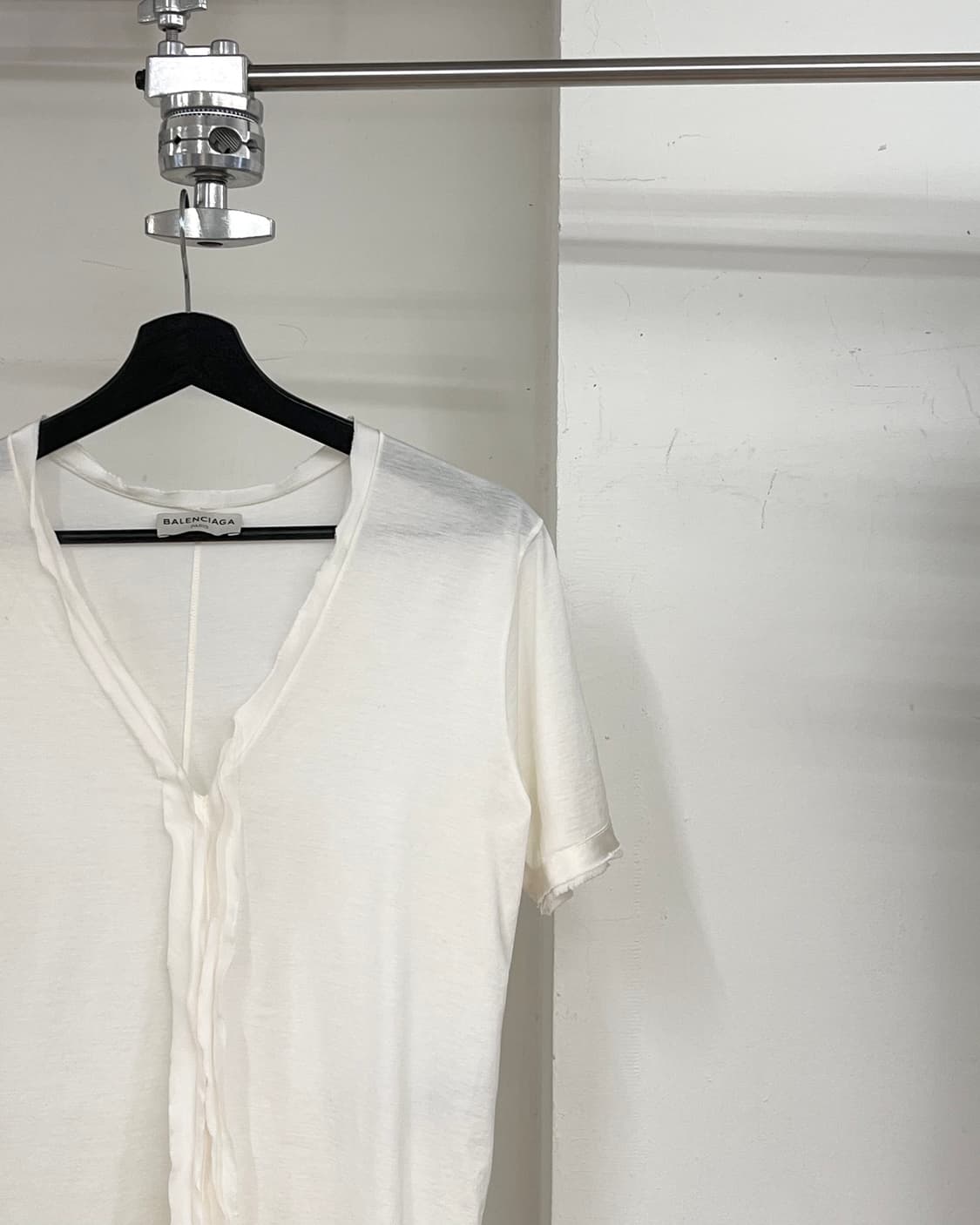 발렌시아가 화이트 러프 엣지 브이넥 하프티 상품이미지4