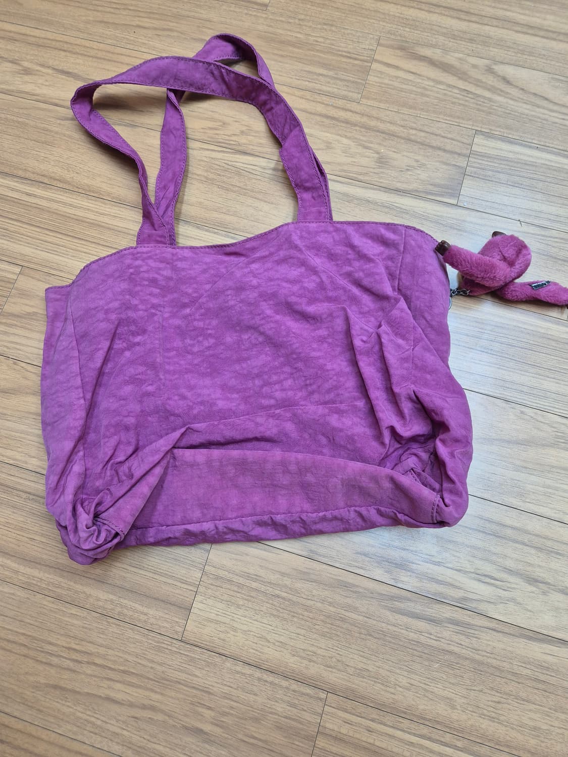 키플링 퍼플 토트백 K13610-161 모델입니다. 가벼운 소재라 데일리 상품이미지2