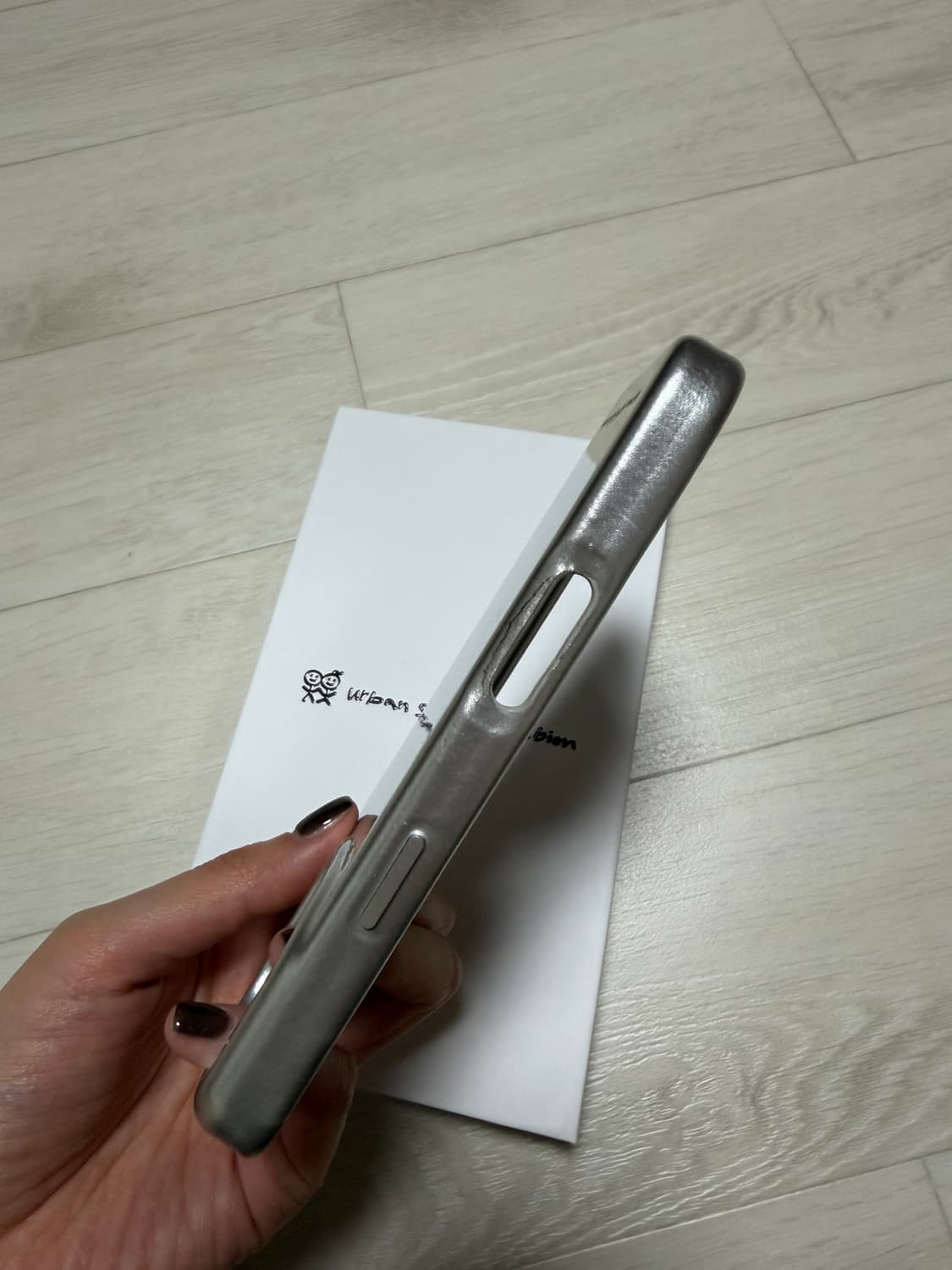 어반소피스티케이션 아이폰17 케이스 크롬 상품이미지8