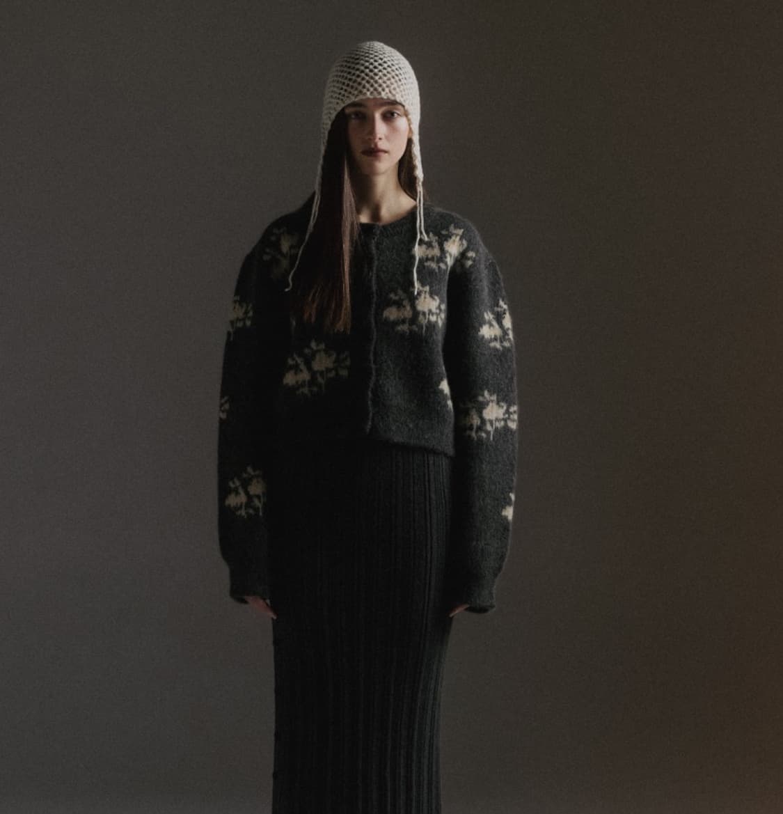 아뜰리에에디션 플라워 니트 가디건 (차콜) 상품이미지2