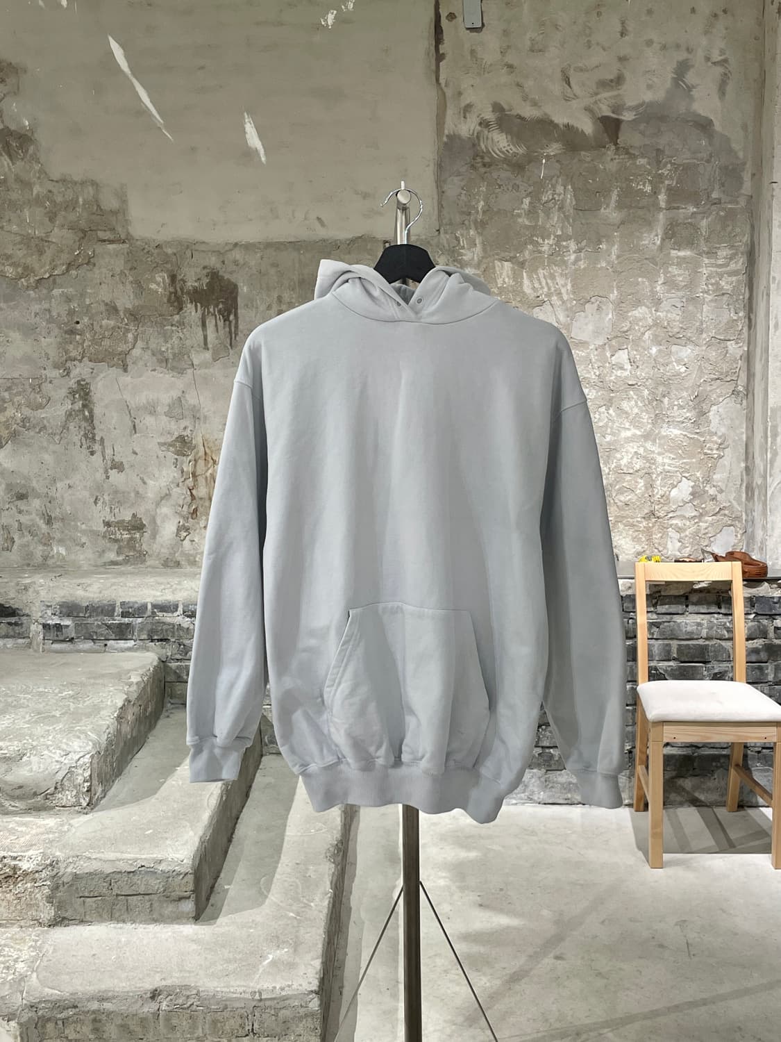 발렌시아가 17F/W 화이트 백 로고 아키타입 후디 상품이미지2