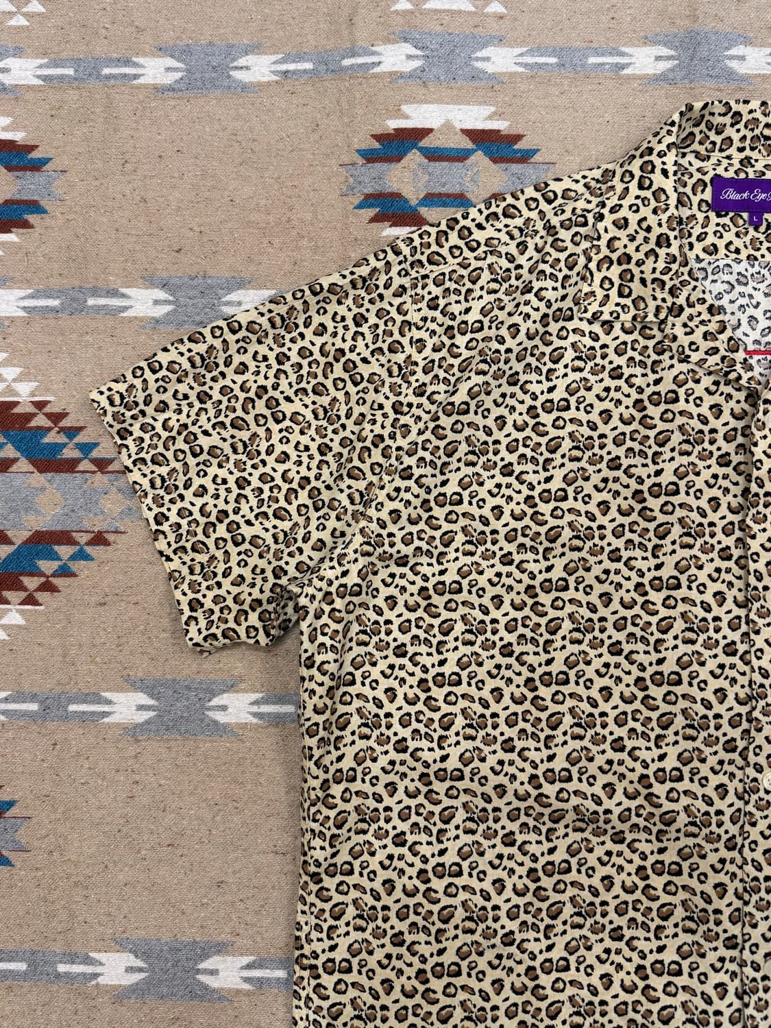 [L] 블랙 아이 패치 HWC 오픈카라 셔츠 레오파드  상품이미지3