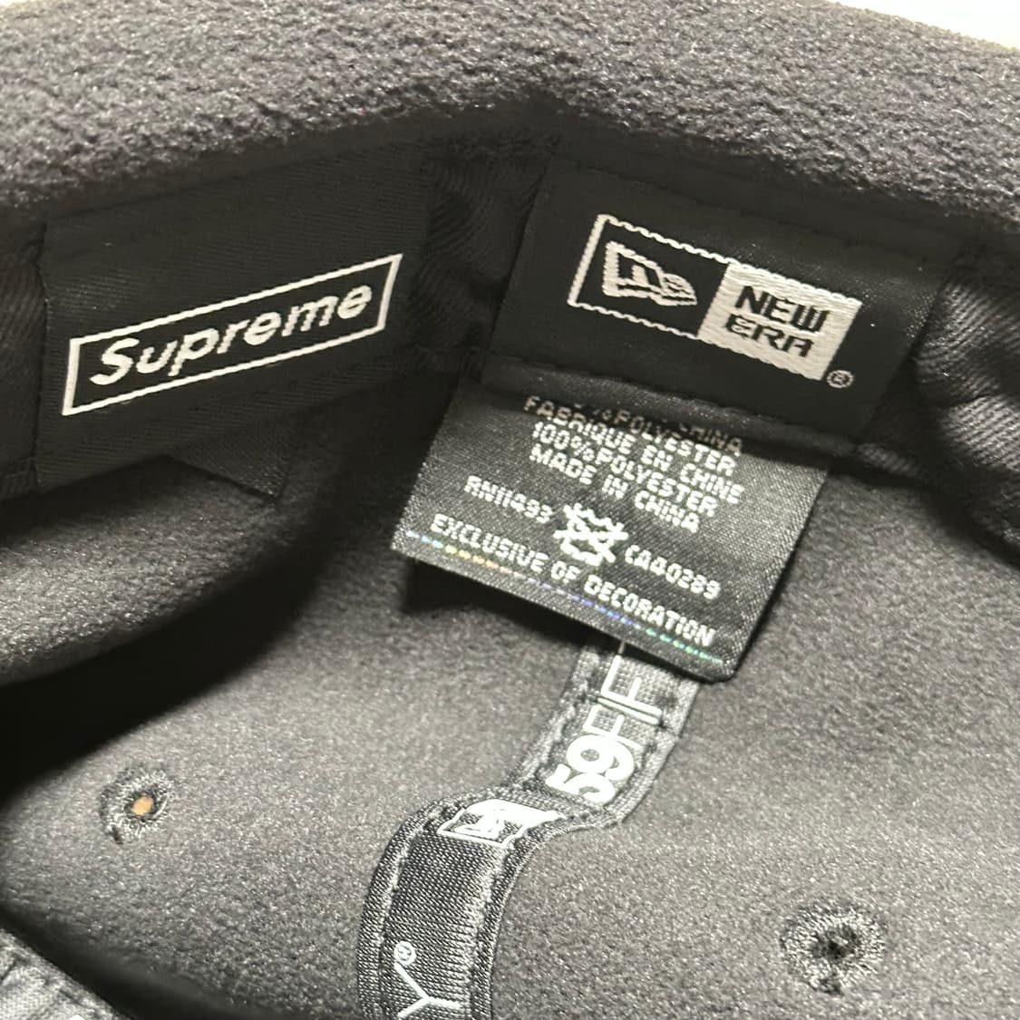 슈프림 폴라텍 이어플랩 뉴에라 블랙 7 1/4 상품이미지6