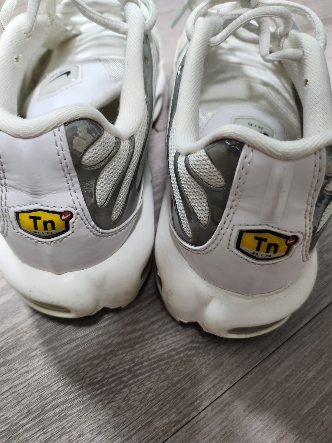 NIKE AIR MAX PLUS WHITE METALLIC SILVER
 상품이미지2