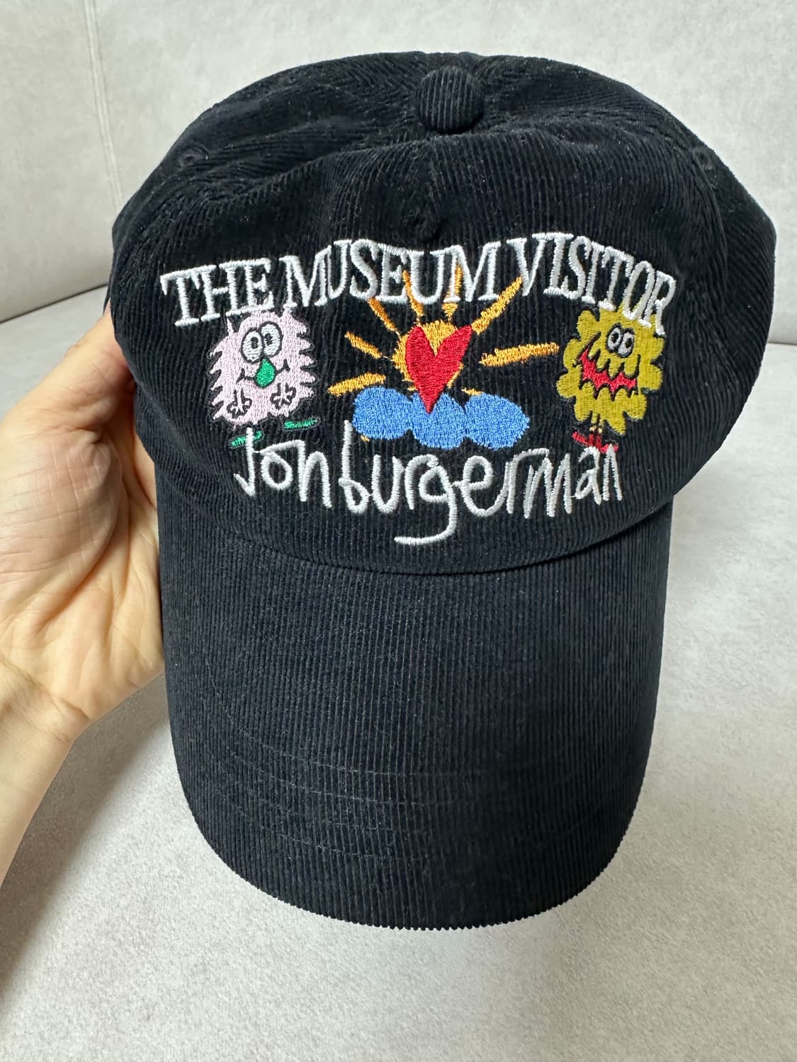 더뮤지엄비지터 x 존 버거맨 볼캡 블랙 상품이미지2