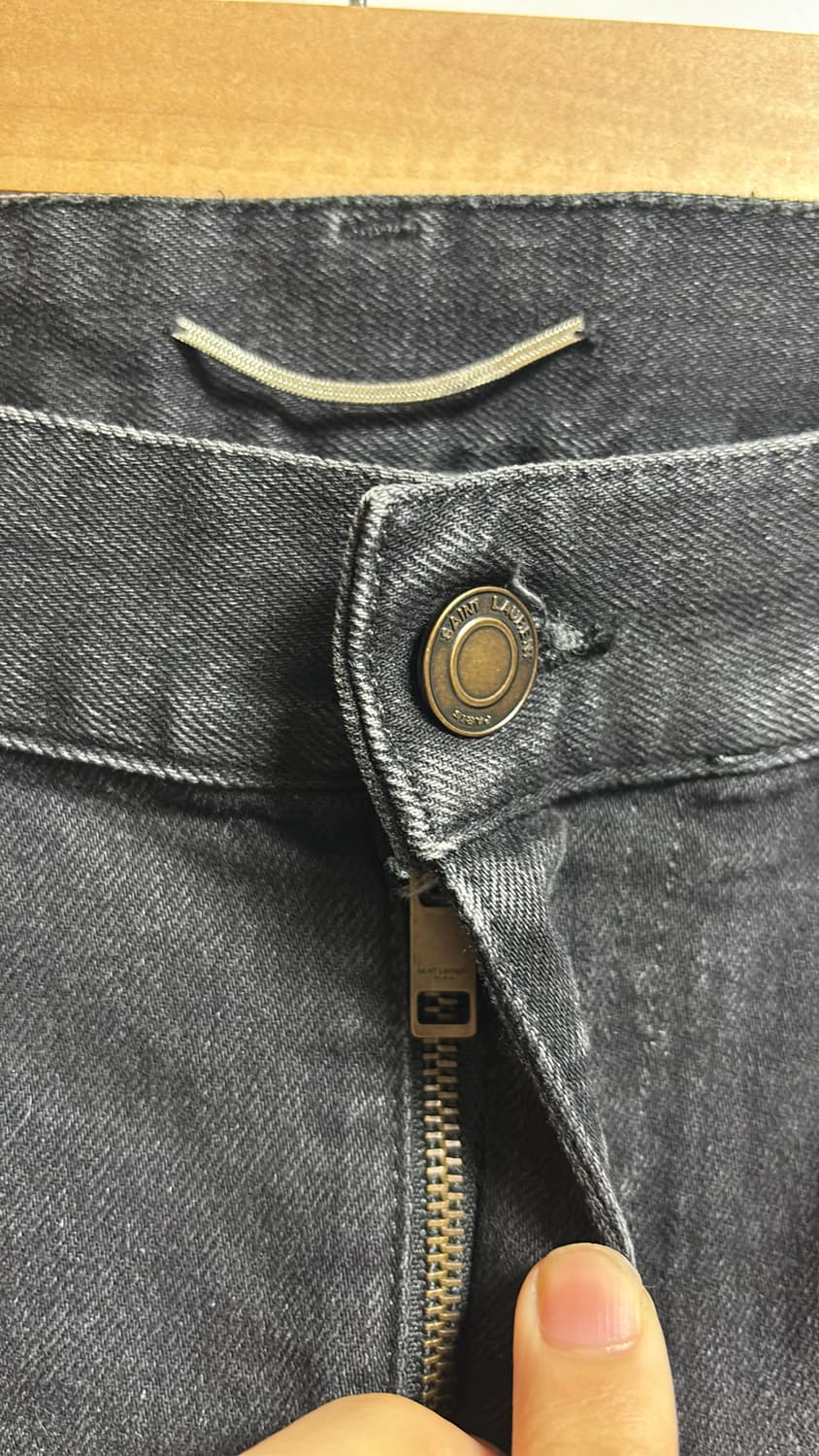 생로랑 18시즌 흑청 데님 디스진 30사이즈 상품이미지3
