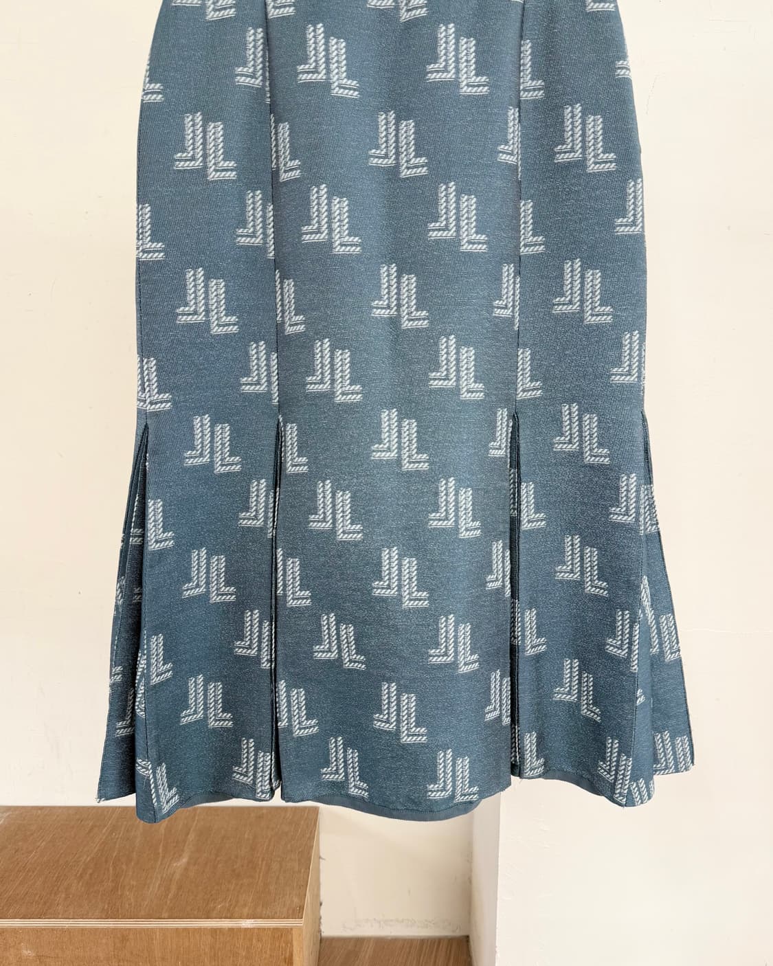 랑방 블루 로고 핀턱 미디스커트 상품이미지3