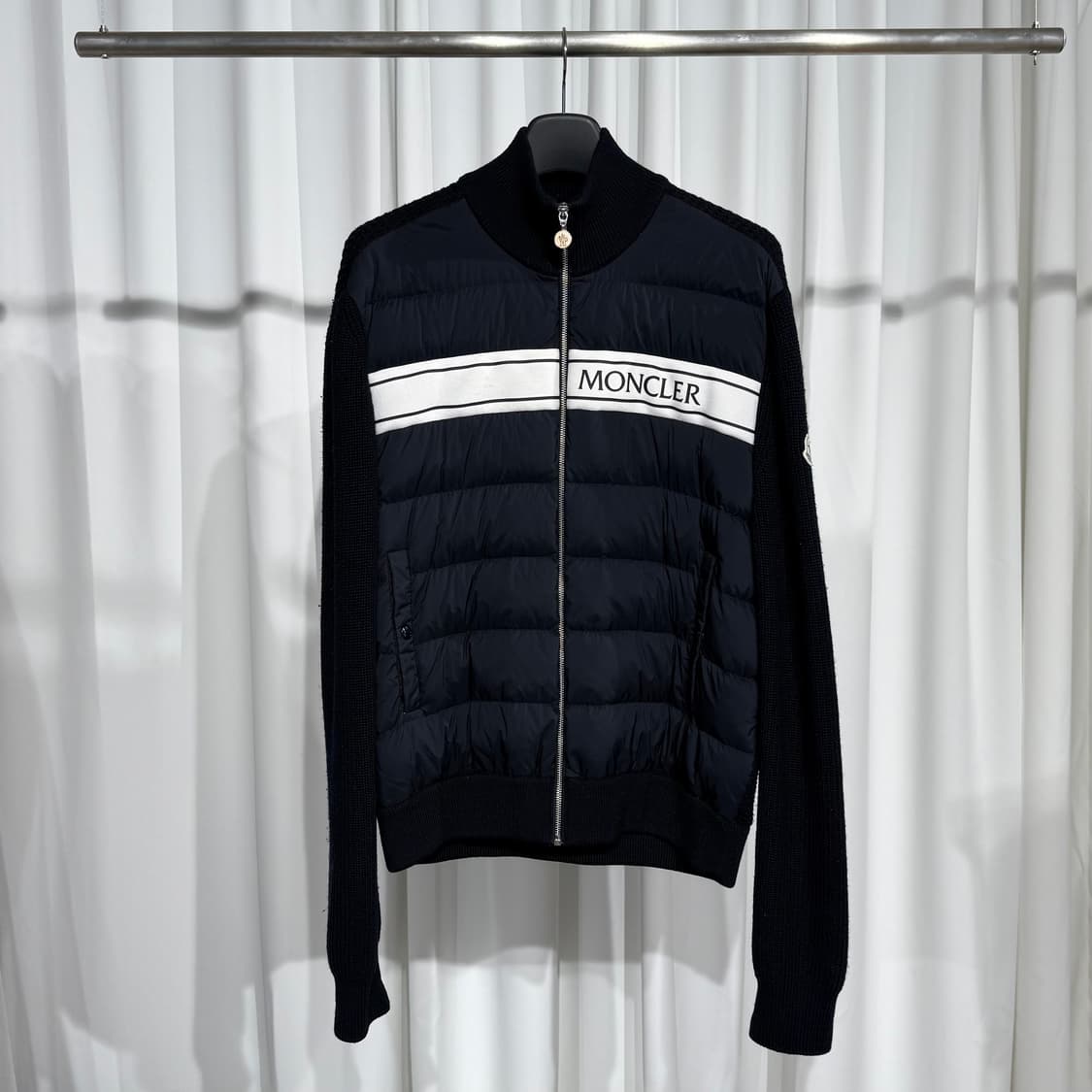 (2XL) 몽클레어  화이트 라이닝 로고 패치 니트패딩 네이비 상품이미지1