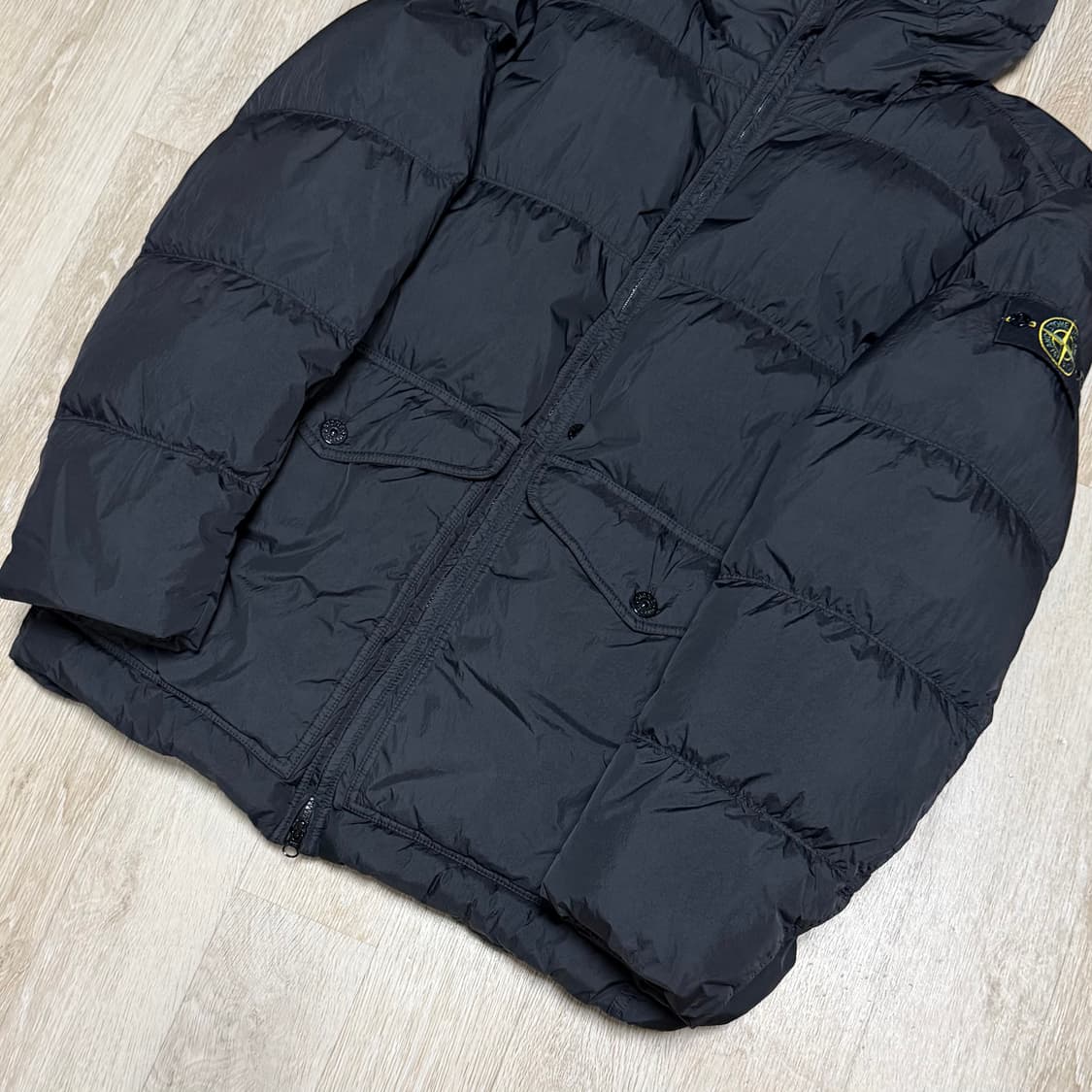 [블랙 2XL/새상품급] 24FW 스톤아일랜드 크링클랩스 후드 패딩 블랙 상품이미지4