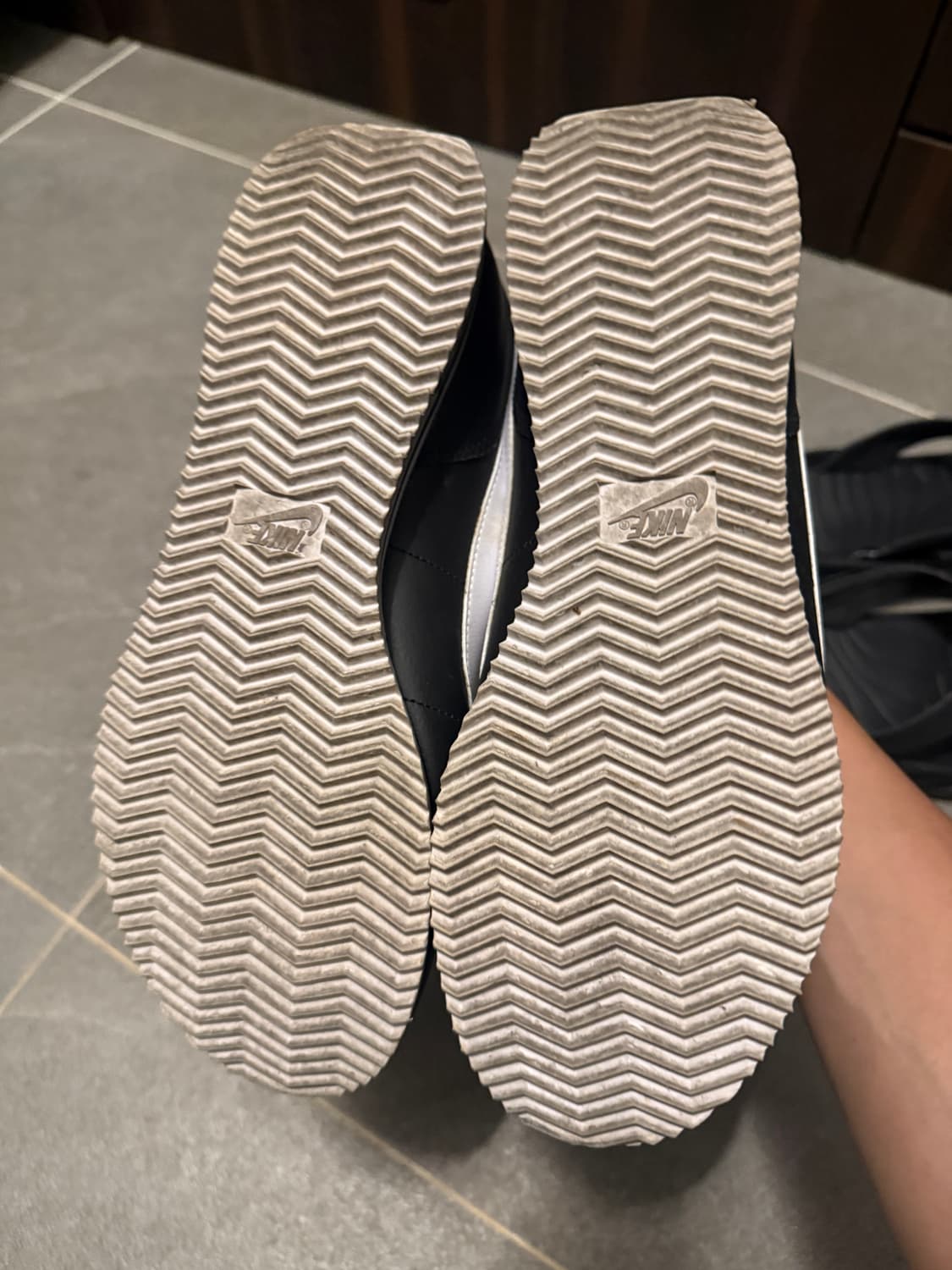 나이키 코르테즈 검흰레더 285 상품이미지4