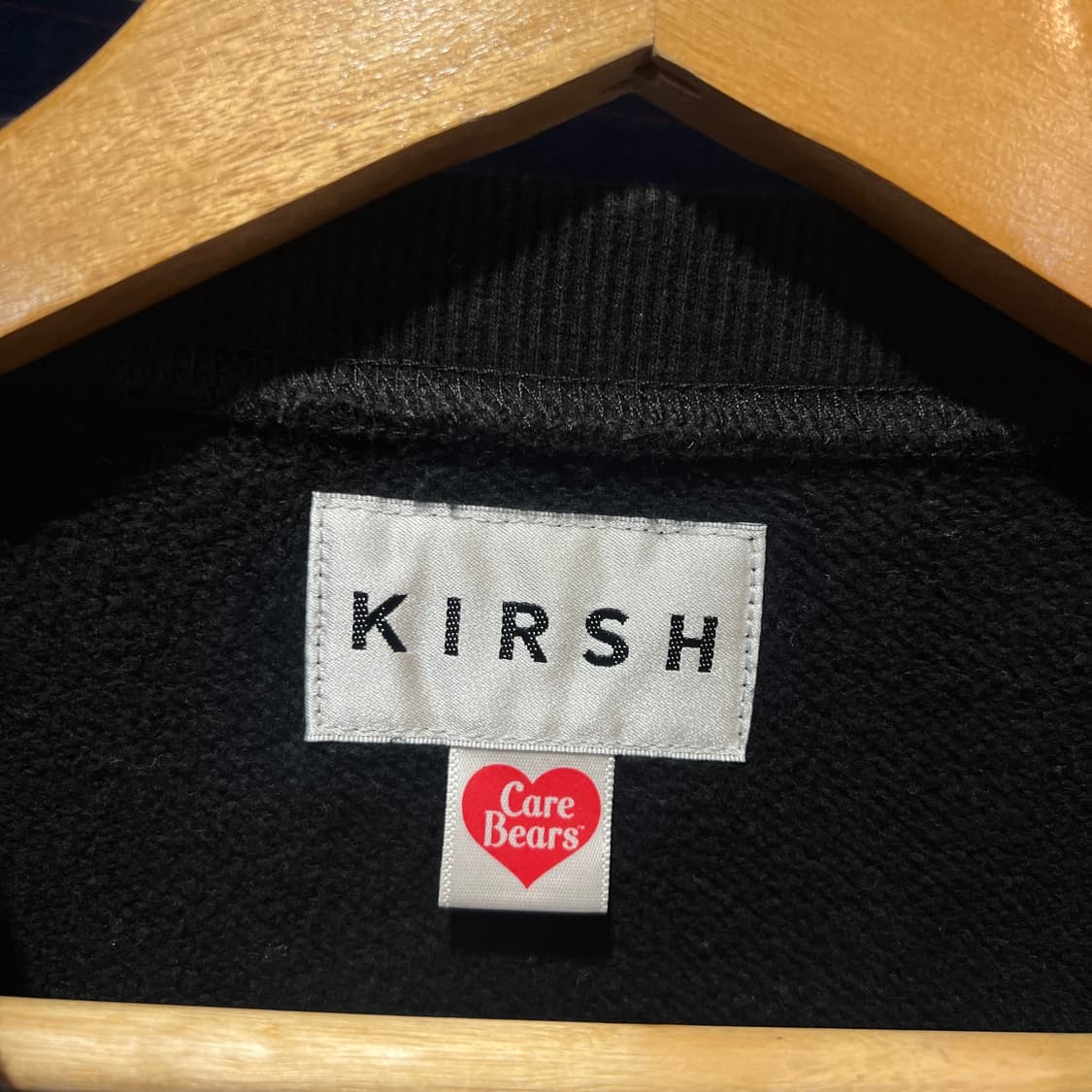 키르시X케어베어 체리 블랙 맨투맨 상품이미지3