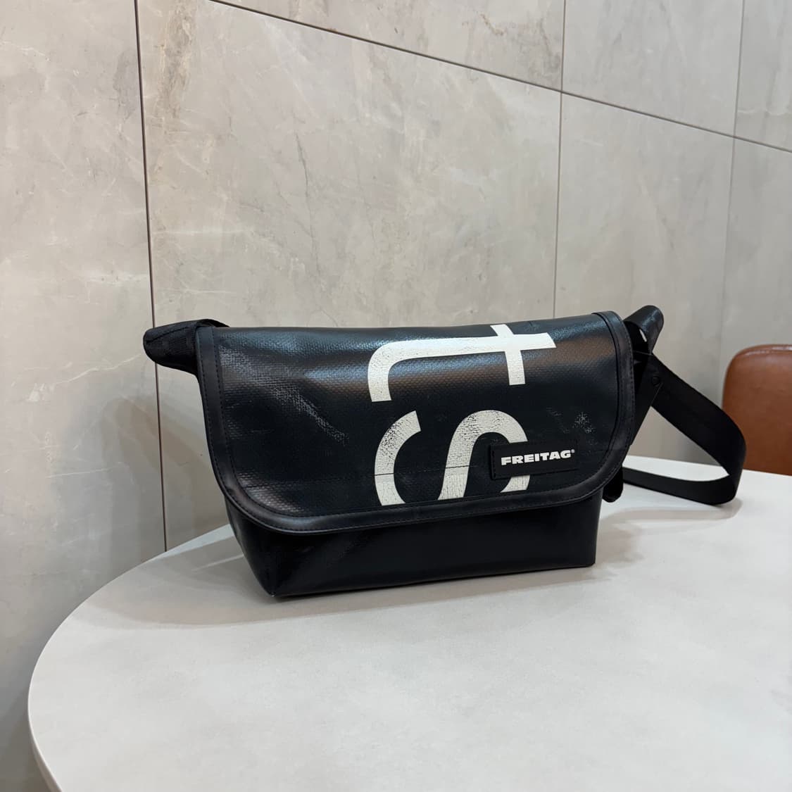 프라이탁 하파오 블랙 색상 크로스백 상품이미지1