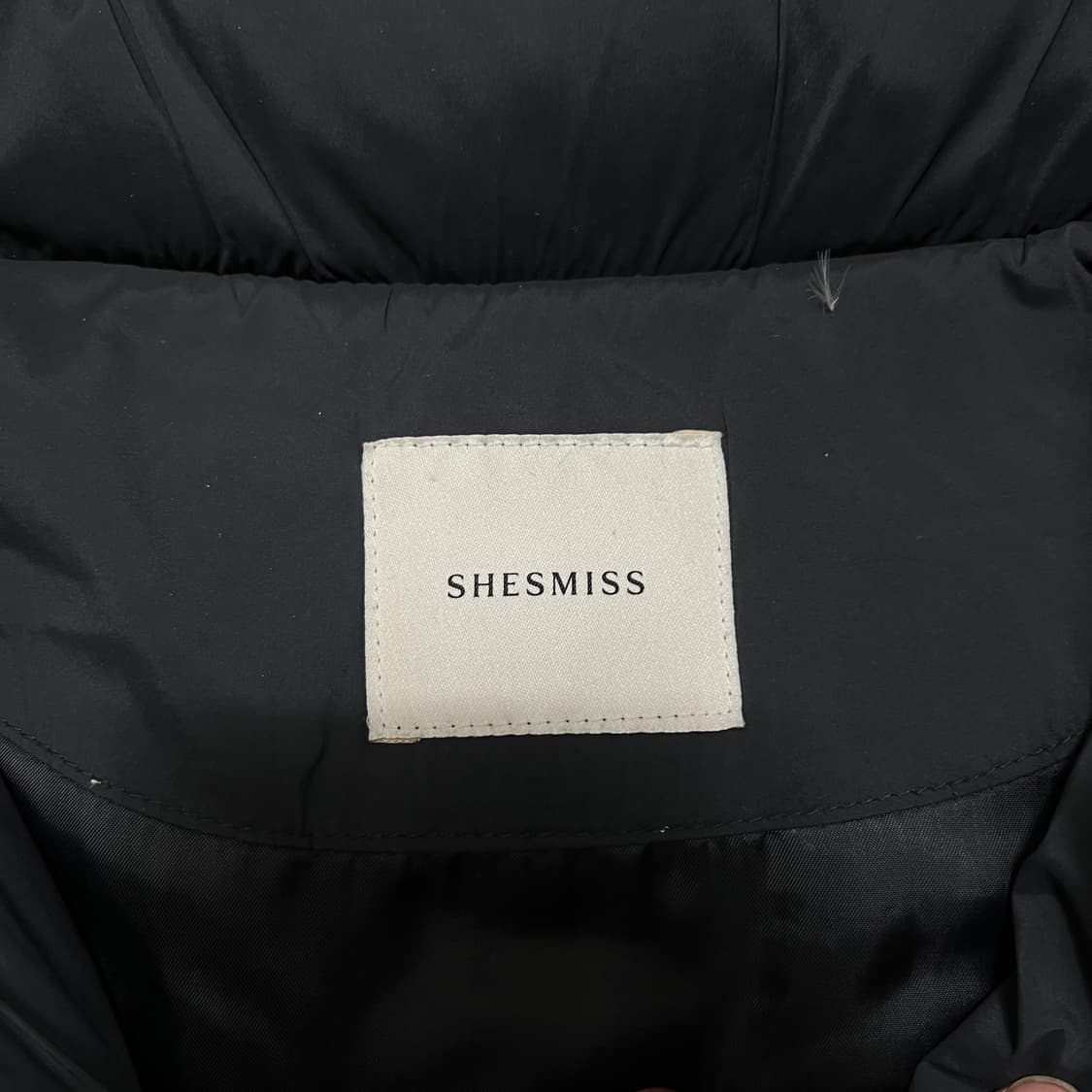 쉬즈미스 여성 덕다운 폭스퍼 트리밍 스탠드넥 롱패딩 [블랙] FREE 상품이미지4