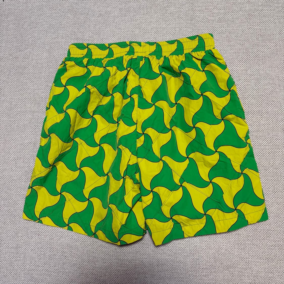 보테가 베네타 웨이비 트라이앵글 패턴 퀼팅 스윔팬츠 상품이미지6