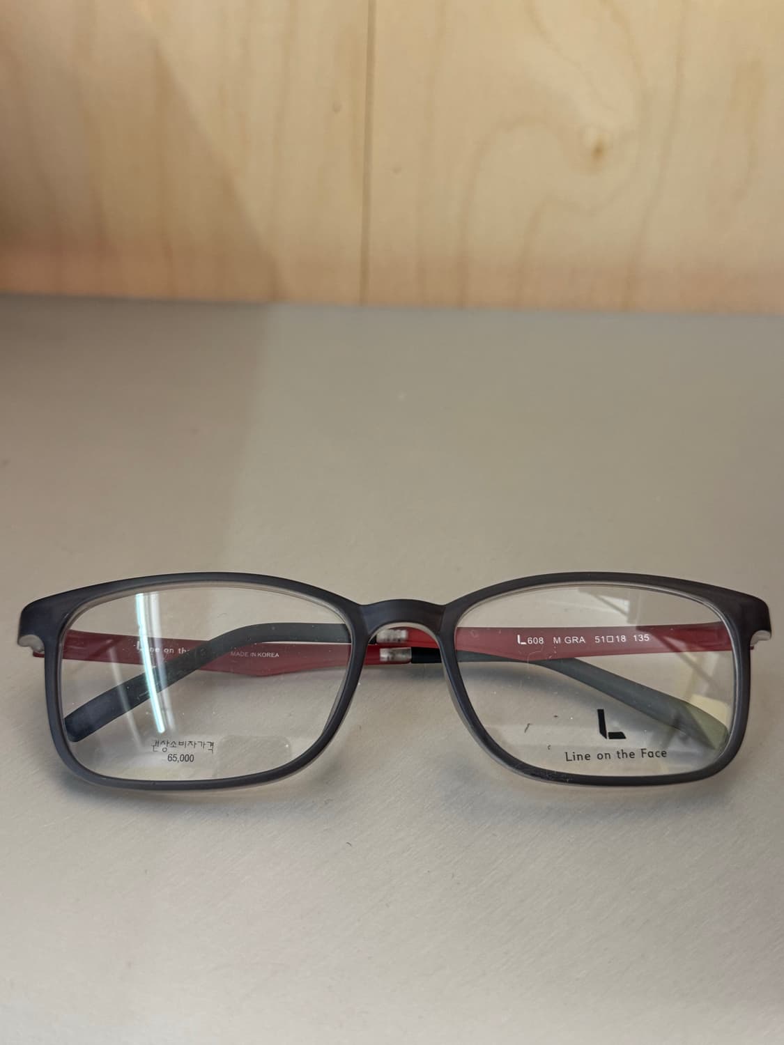그레이 매트 스퀘어 프레임 레드 템플 안경  상품이미지3