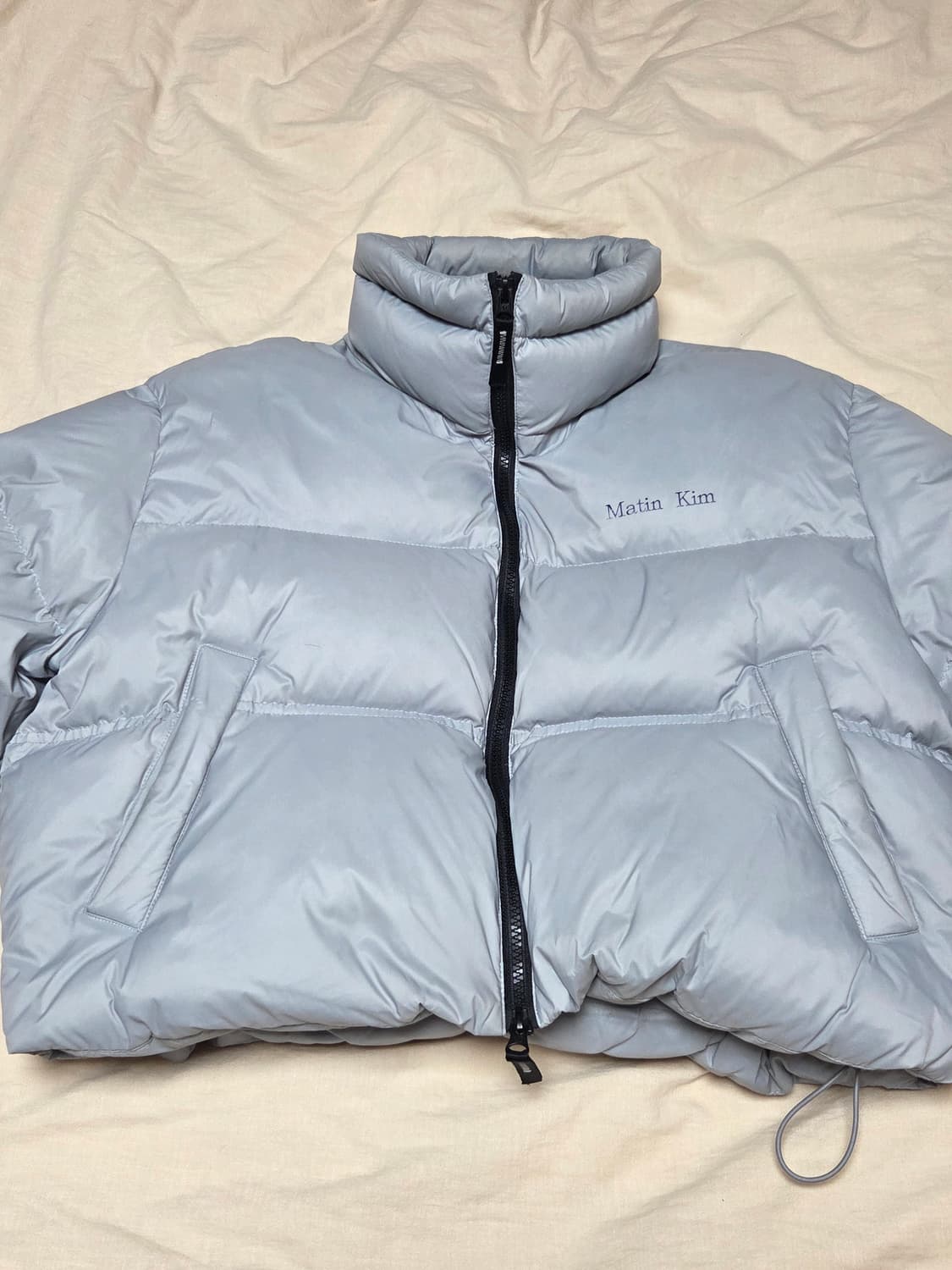(W) 마뗑킴 하이 넥 클래식 크롭 퍼퍼 다운 점퍼 그레이 상품이미지3