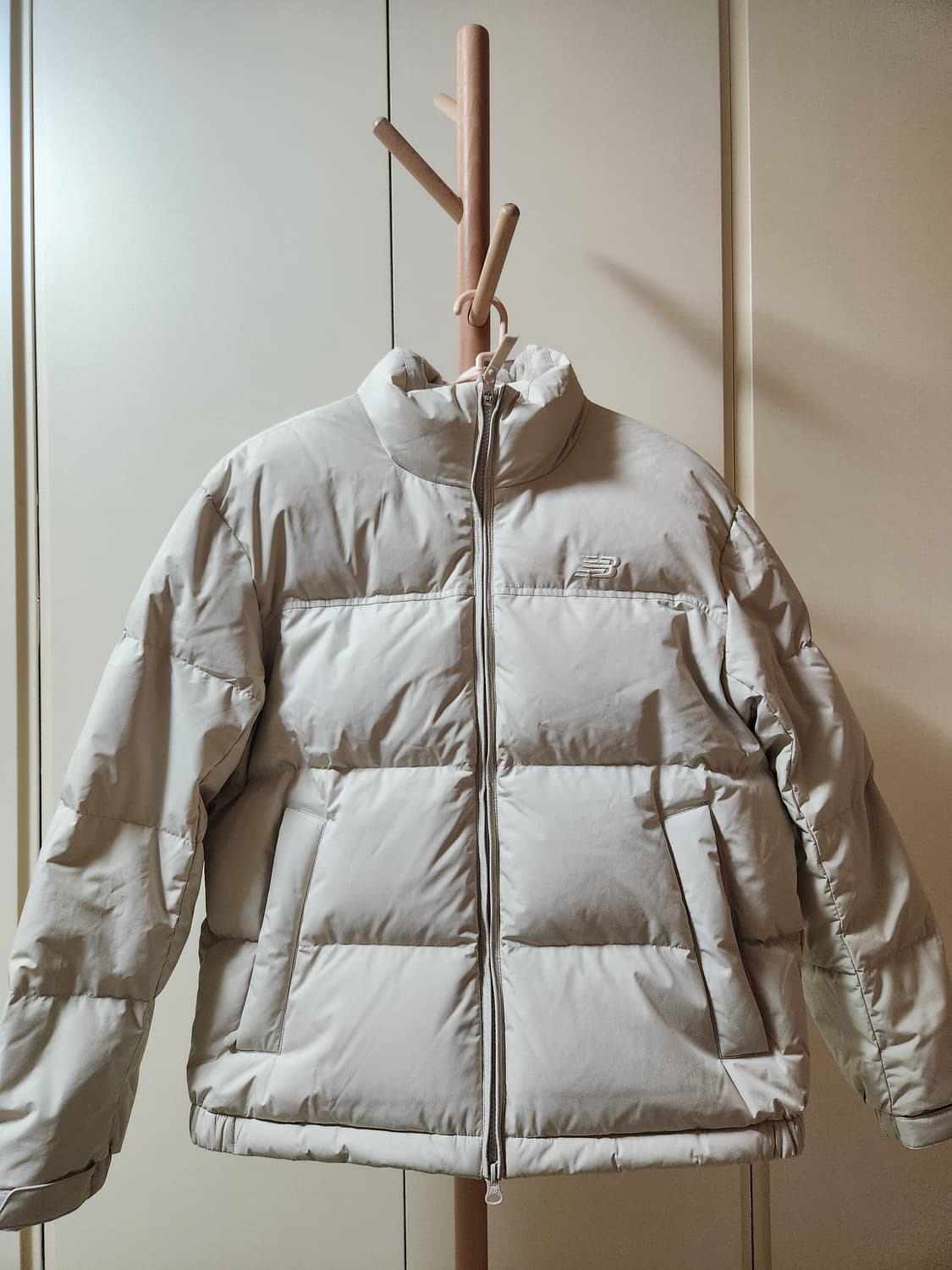 뉴발란스 유니 액티브 숏 구스다운 패딩(라이트베이지) 상품이미지1