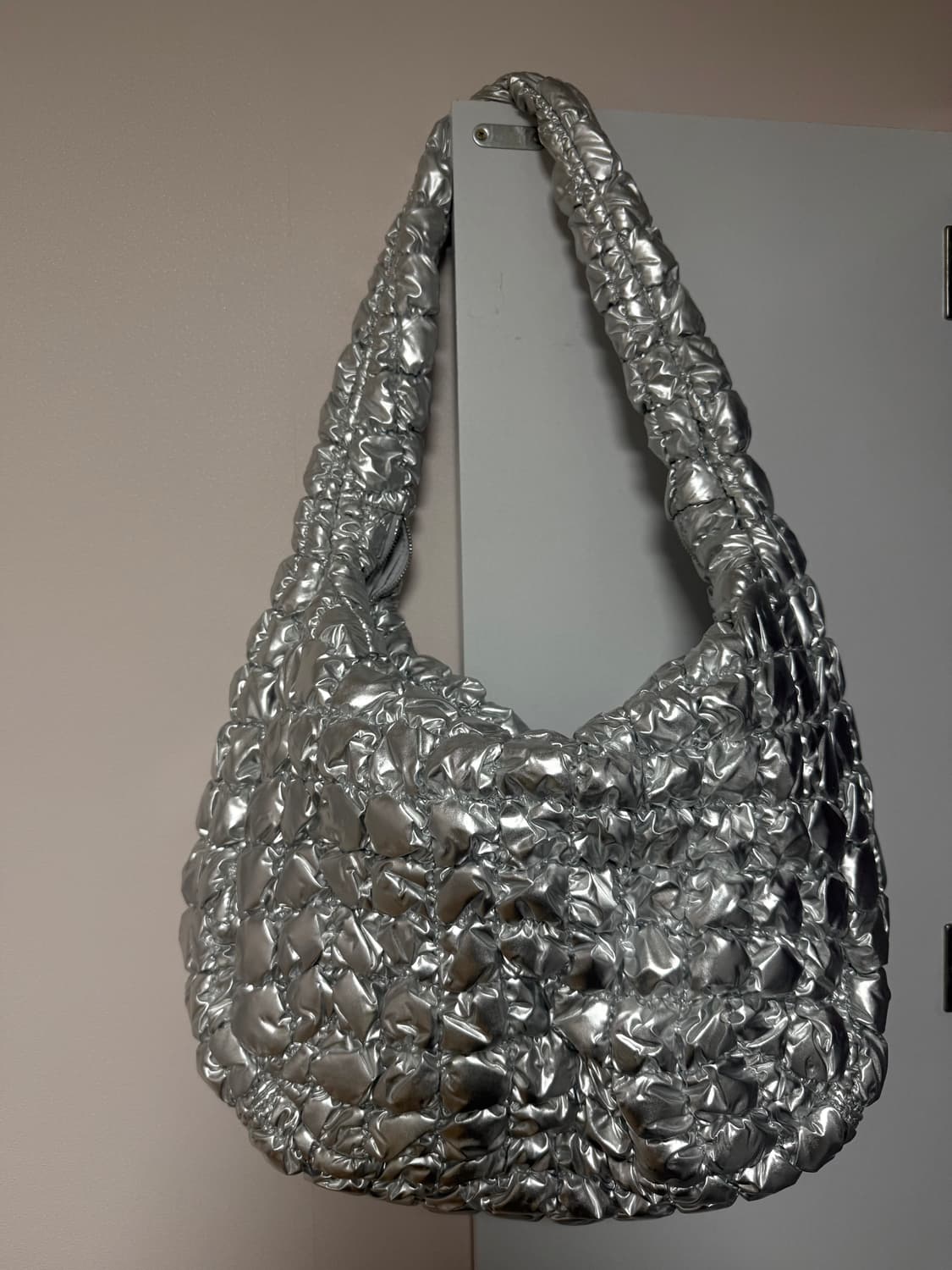 코스 오버사이즈 퀄티드 숄더백 실버 상품이미지2