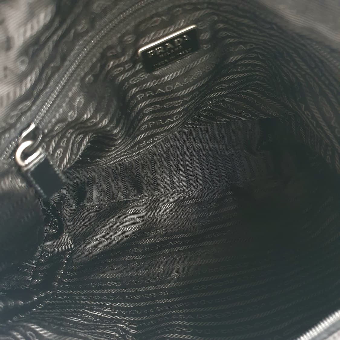 프라다 삼각로고 리나일론 블랙 숄더백 상품이미지10