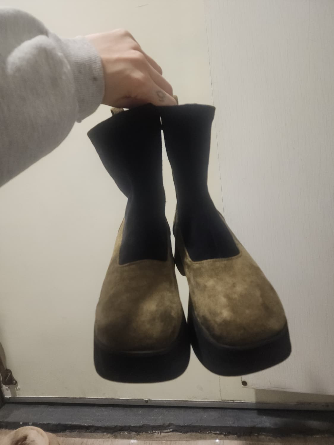 카키/블랙 스웨이드 스퀘어토 부츠 상품이미지1