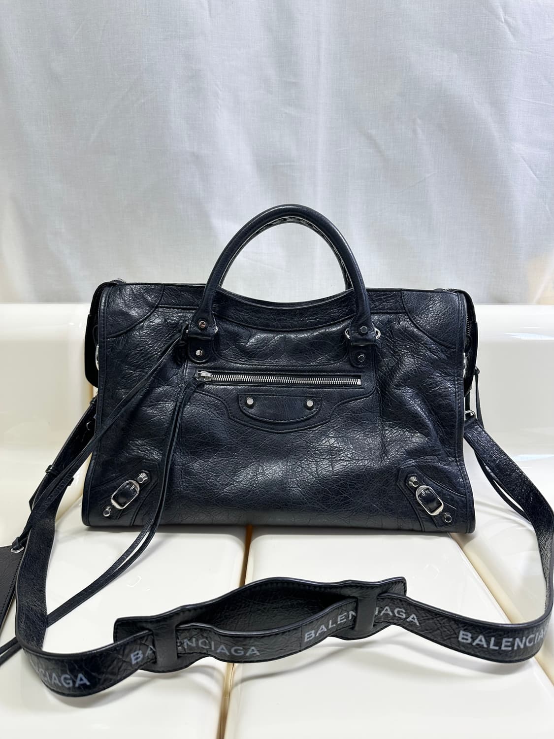 [SA 정품] 발렌시아가 시티 모터백 미디움 블랙 로고스트랩 상품이미지1