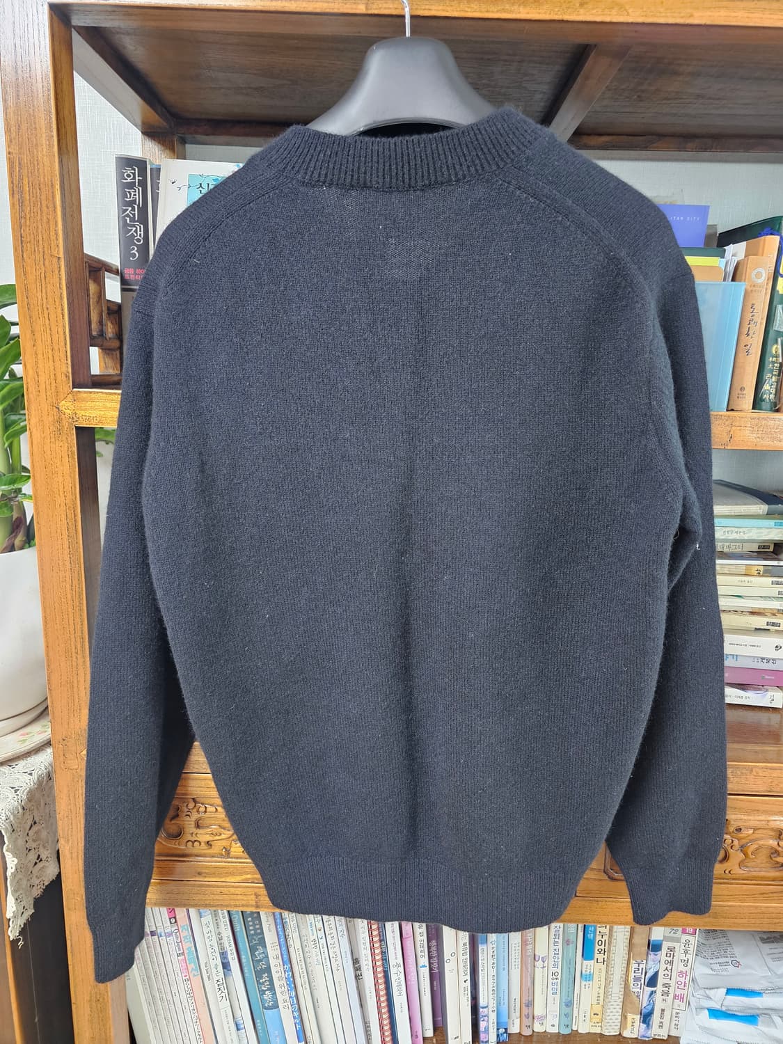 라쿤털 캐시미어 혼합 Verno 브이넥 니트 블랙 팔아요 m미디움 100 상품이미지5