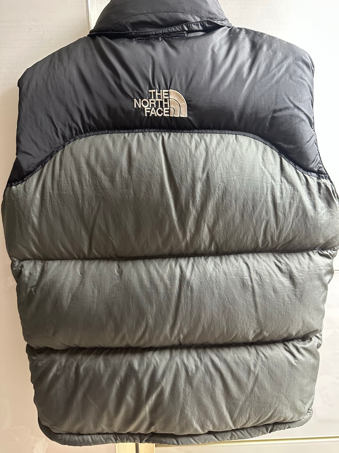 NORTHFACE 노스페이스 차콜 중앙 로고 조끼 패딩 상품이미지6