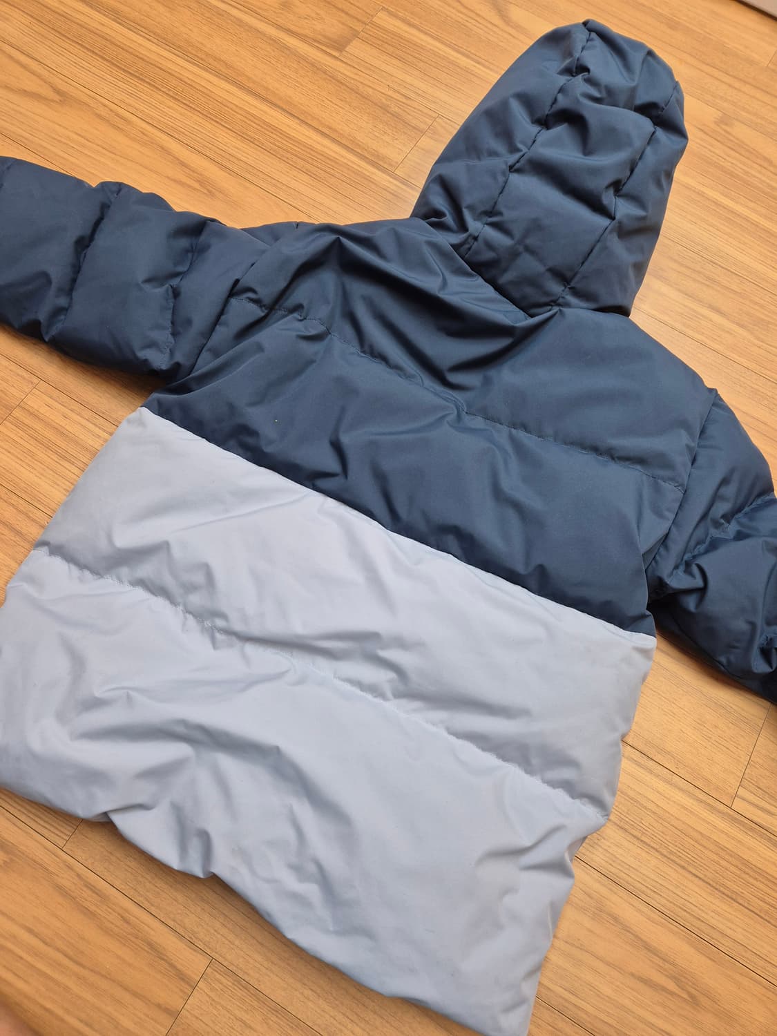 네파 키즈 패딩 130사이즈입니다. 충전재는 오리털 80%, 깃털 20입 상품이미지2