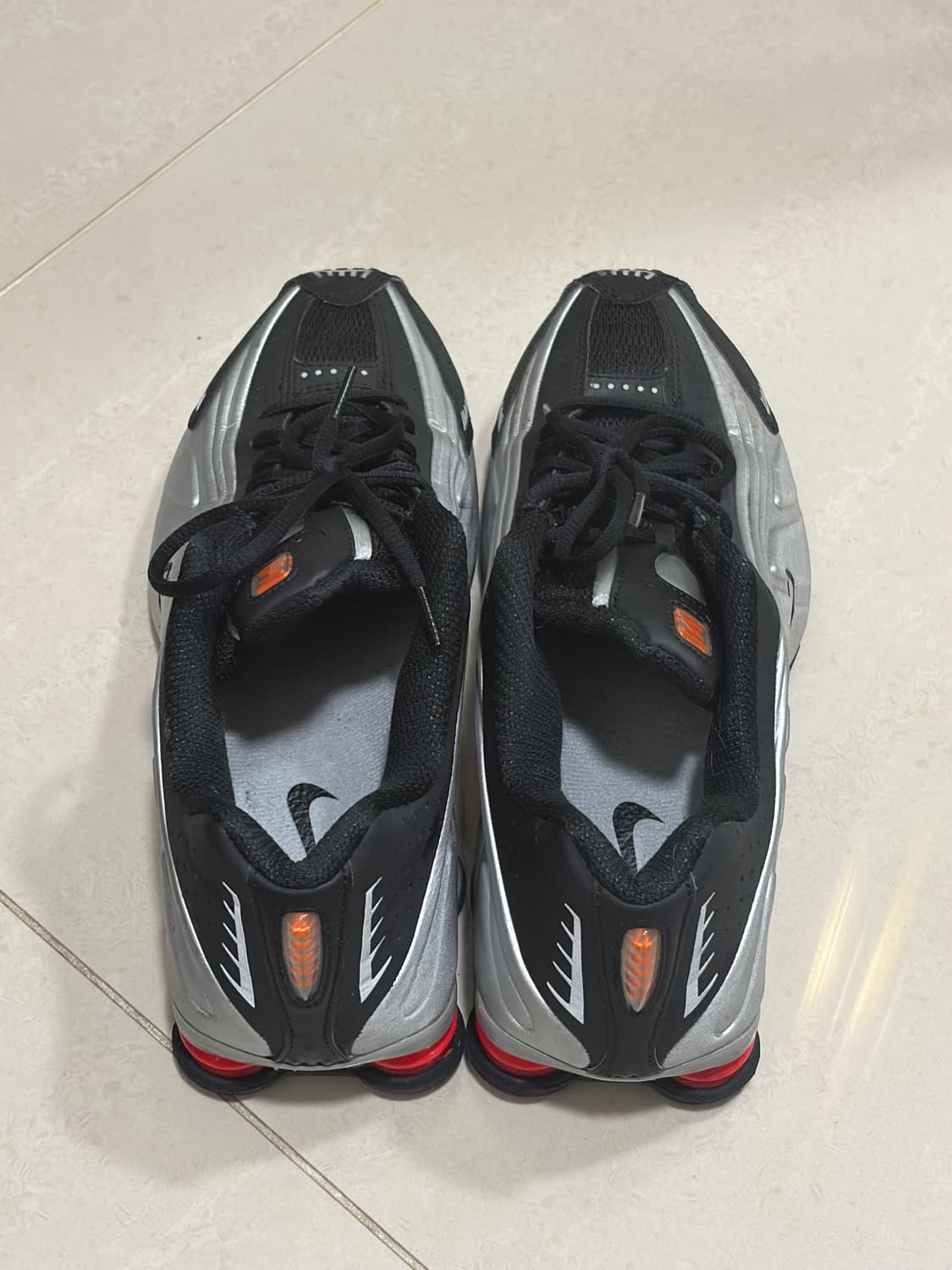 나이키 샥스 블랙 앤 메탈릭 실버 상품이미지2