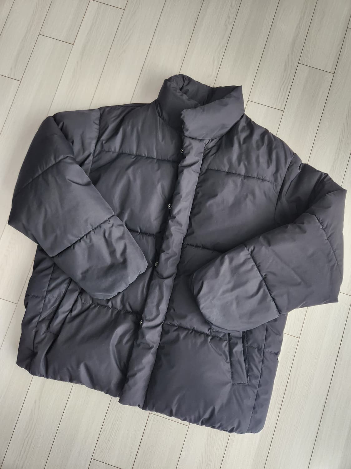 에잇세컨즈 남성 푸퍼 블랙 숏패딩 사이즈100(L)

얼핏보면 새거에요^ 상품이미지1