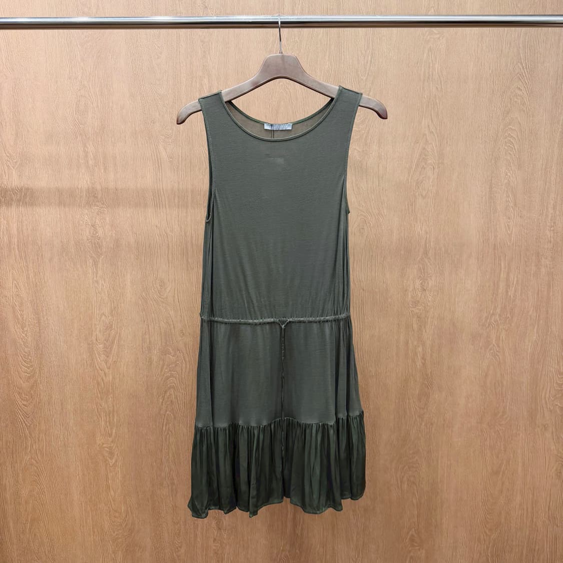 띠어리 럭스 슬리브리스 원피스 하단 티어드 러플 드로스트링 디테일 카키 상품이미지2