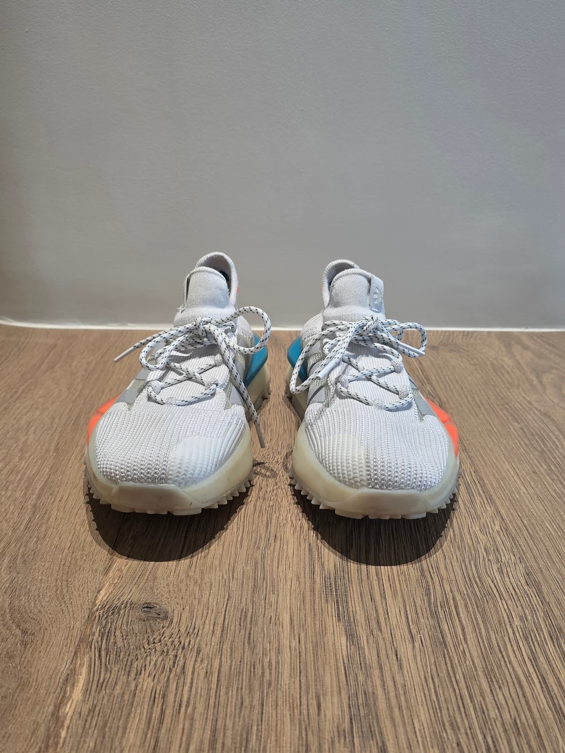 이것은 아디다스 NMD S1 운동화입니다.
 상품이미지1