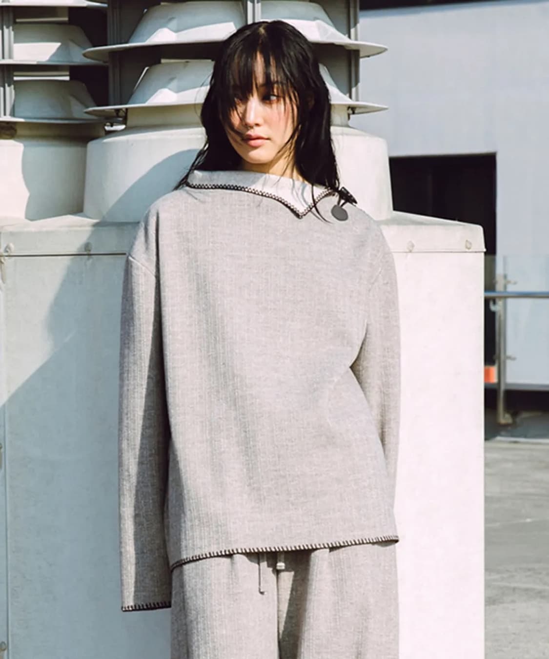 할로미늄 토글 니트 탑 브라운 상품이미지3