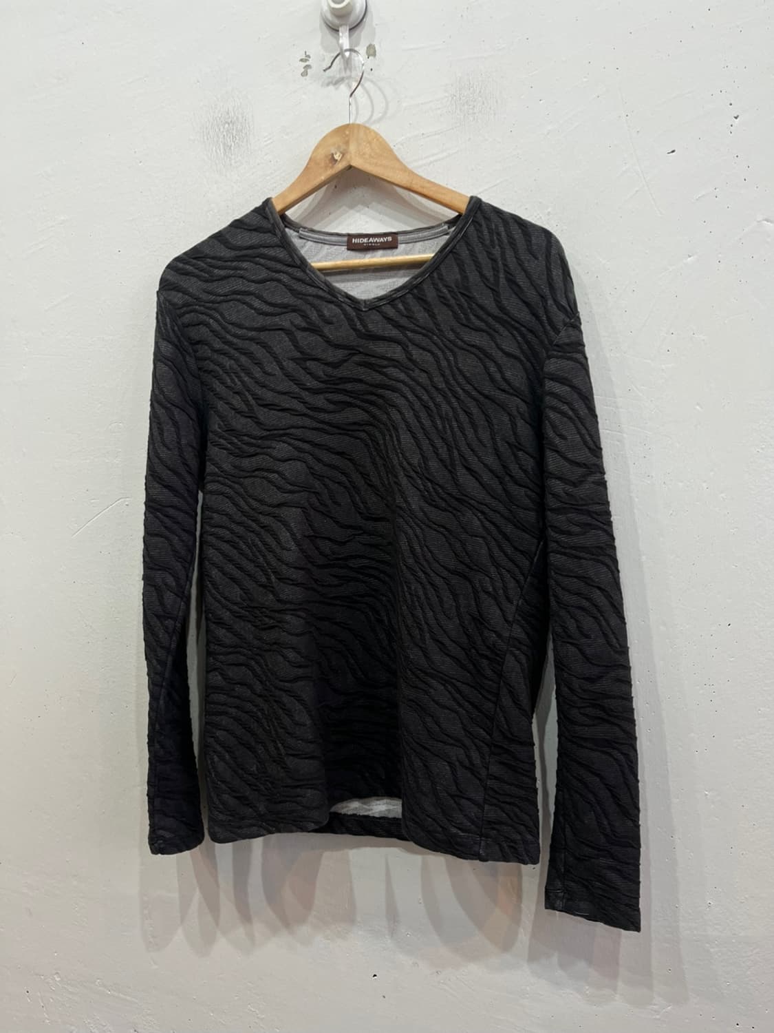 HIDEAWAYS 입체패턴 롱슬리브 상품이미지1