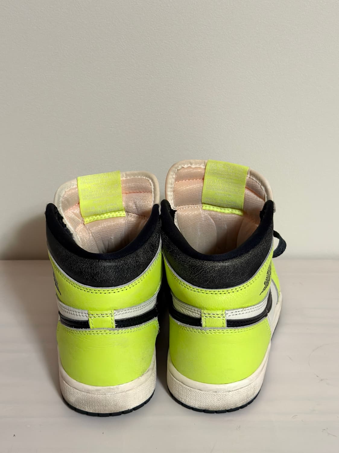 나이키 에어 조던 1 레트로 하이 OG 볼트 230 상품이미지3