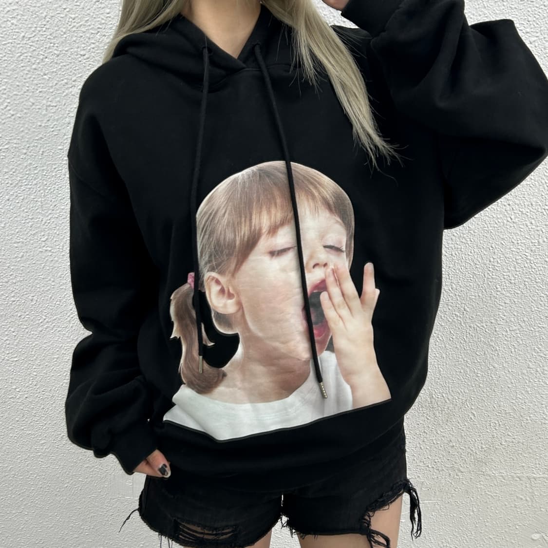 아크메드라비 하품하는 소녀 블랙 후드 2 상품이미지1