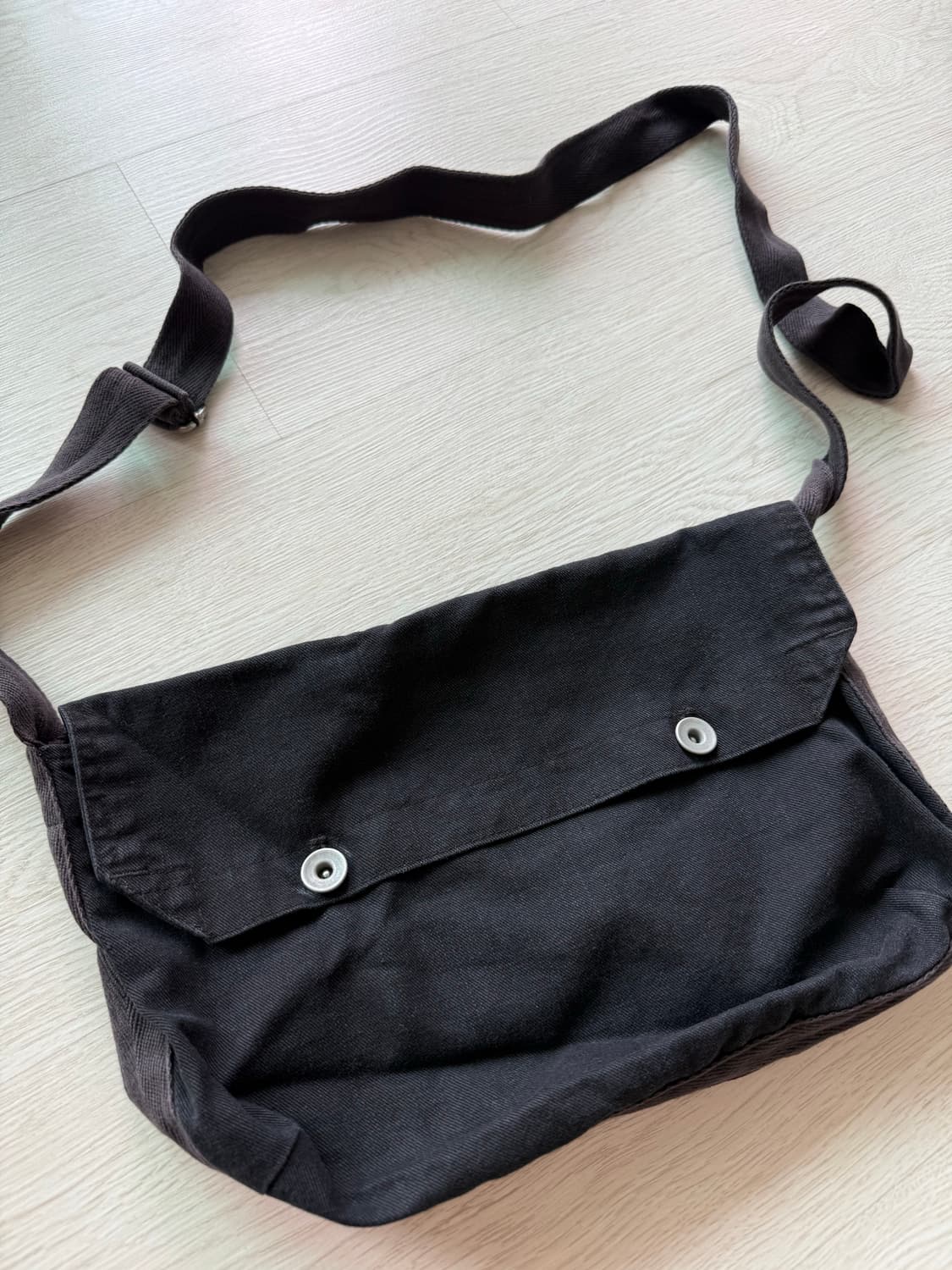 [os] 아트이프액츠 프렌치 브레드 백 블랙팝니다. 상품이미지1