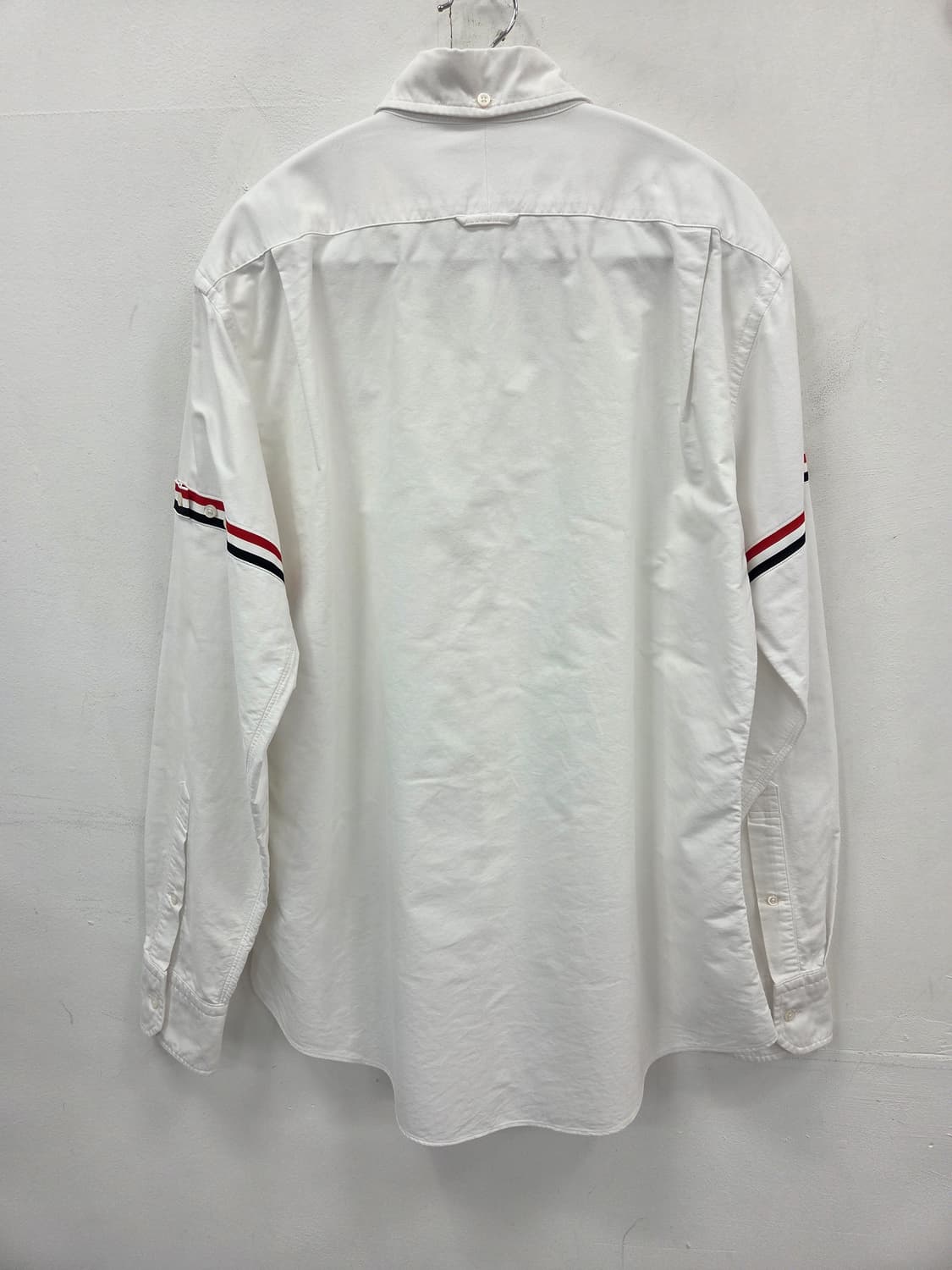 4사이즈 톰브라운 암밴드 삼선탭 화이트 셔츠 상품이미지7