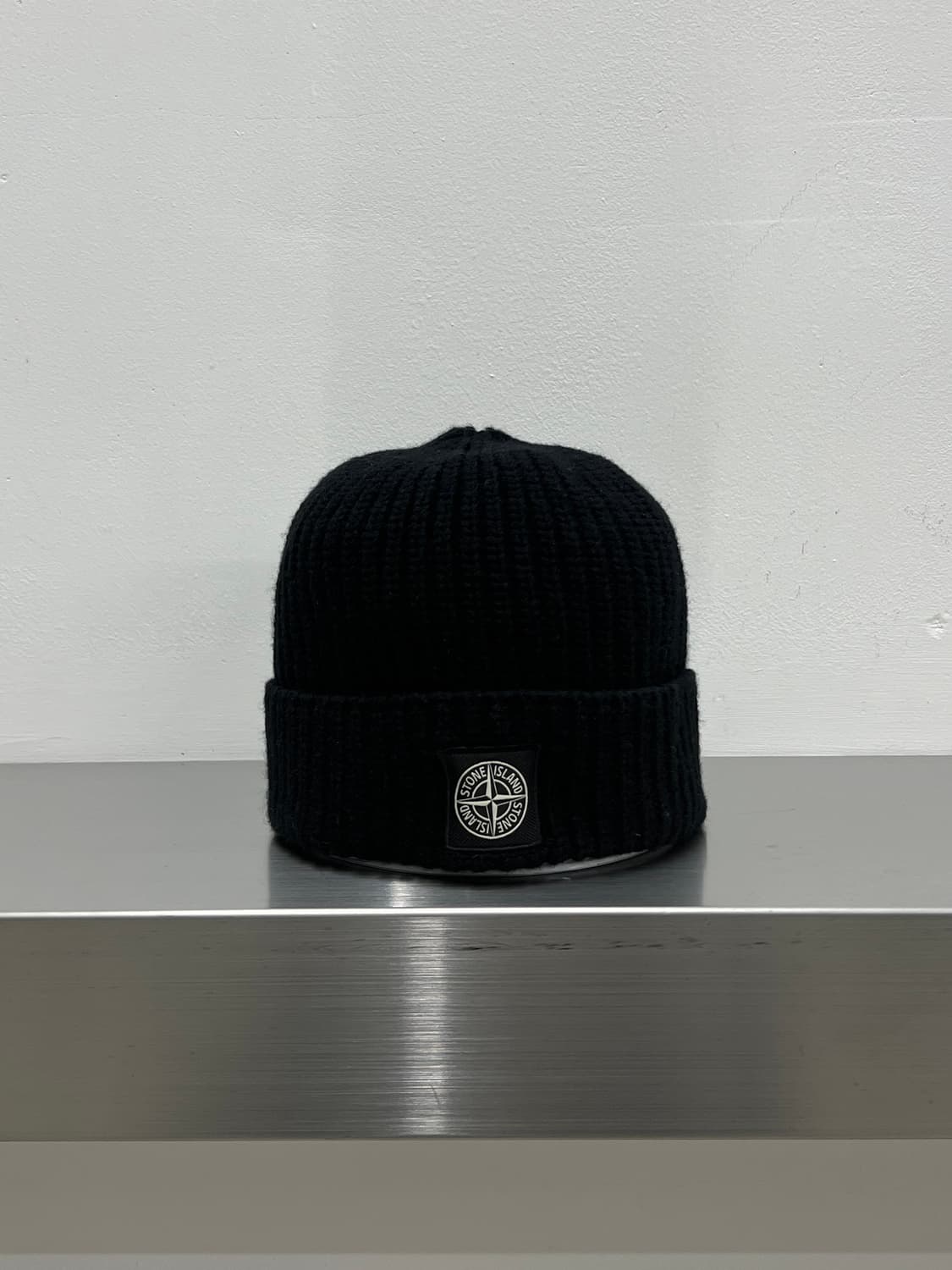 스톤아일랜드 와펜 블랙 울 비니 상품이미지1