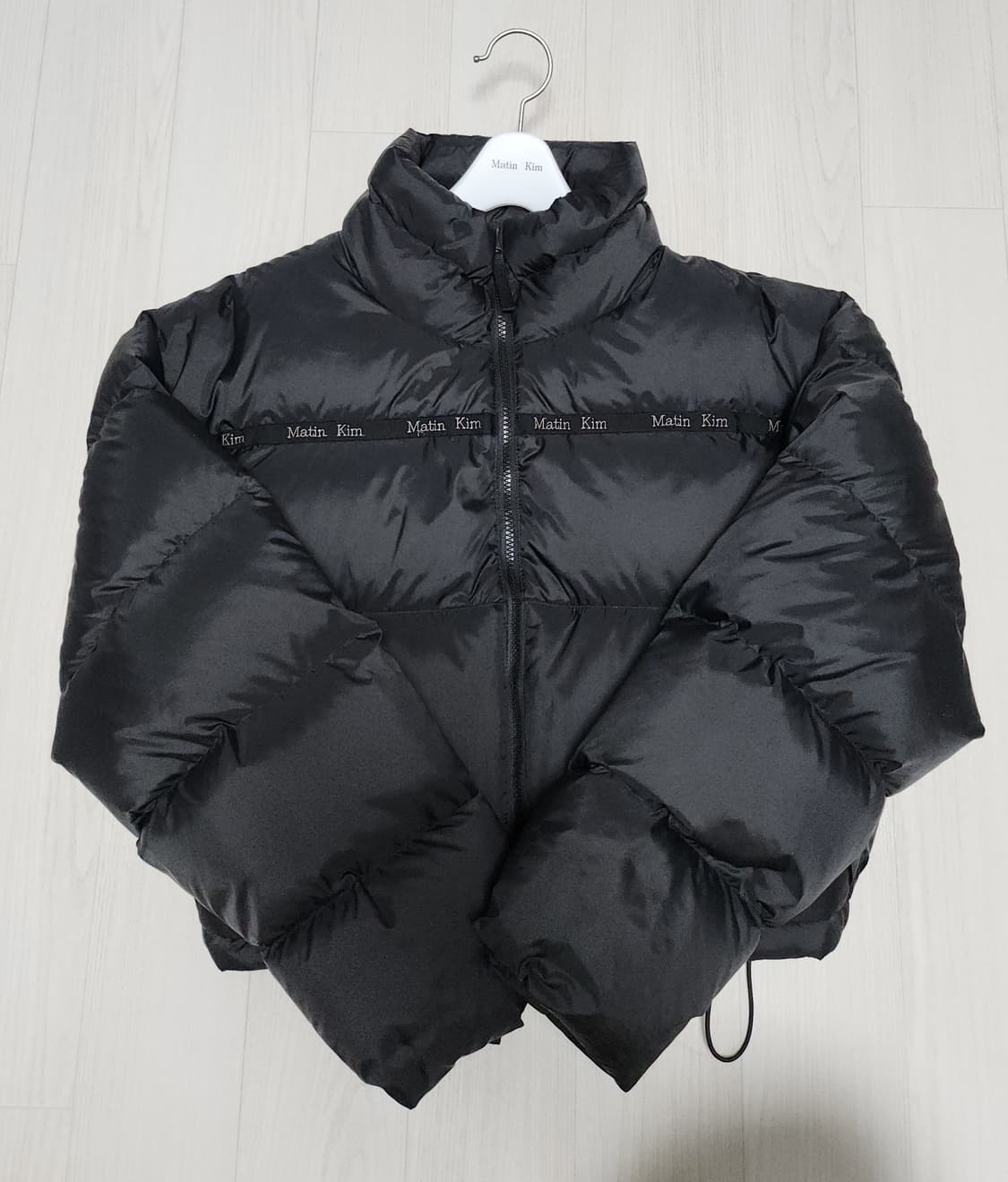 마뗑킴 테이핑 푸퍼 다운 패딩 블랙 상품이미지1