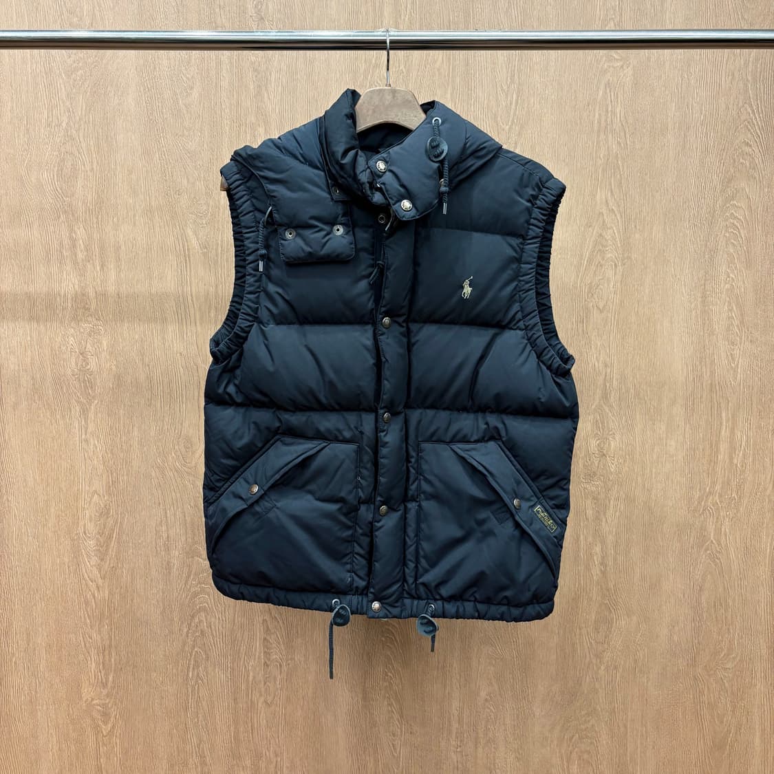 폴로 랄프로렌 하이넥 후드 다운 패딩 베스트 포니 로고 자수 디테일 블랙 상품이미지2