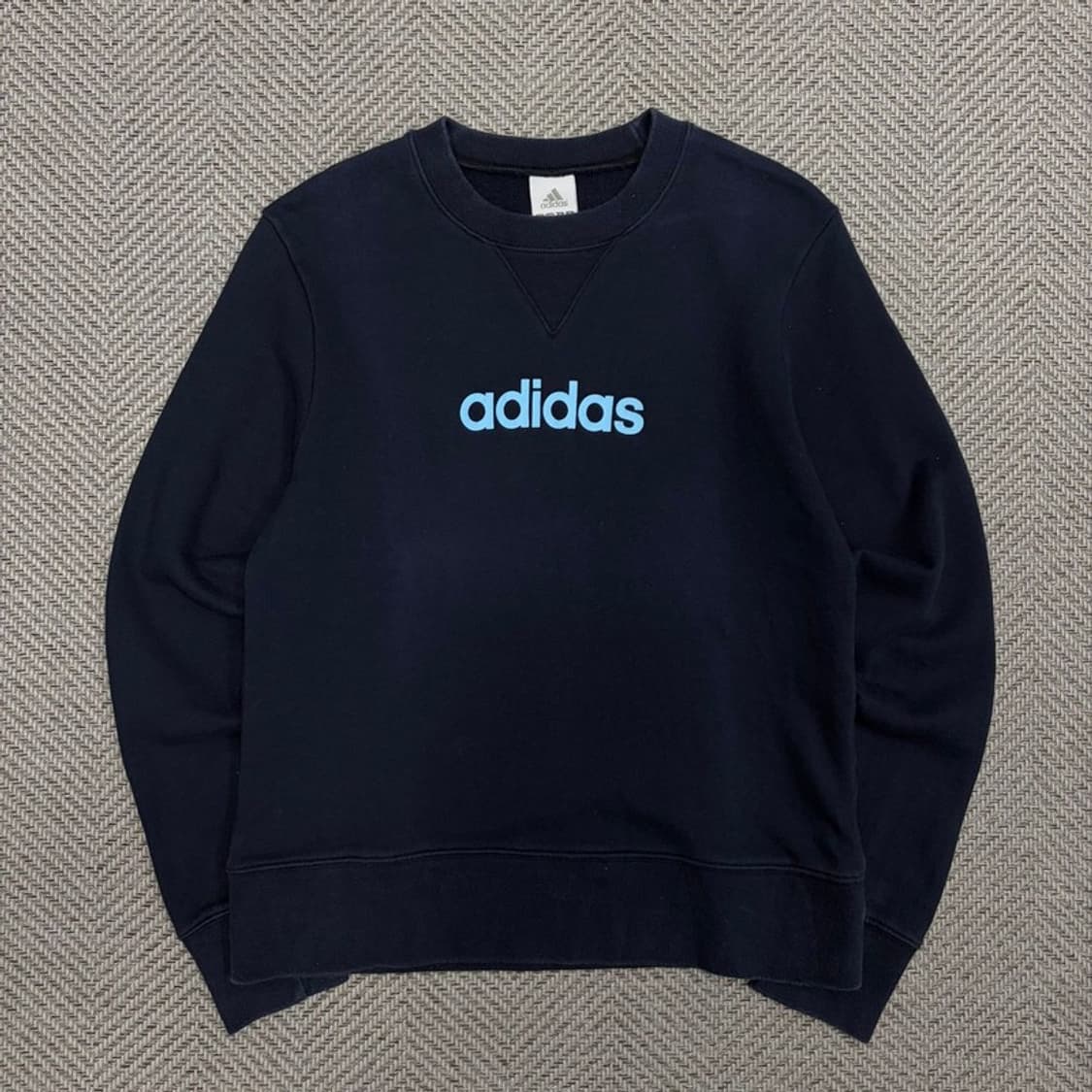 아디다스 네이비 로고 맨투맨 v1142 상품이미지1