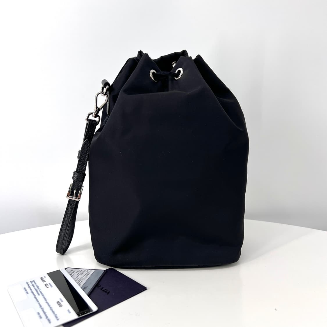 프라다 나일론 삼각로고 버킷 파우치 블랙 (1NE369) 상품이미지3