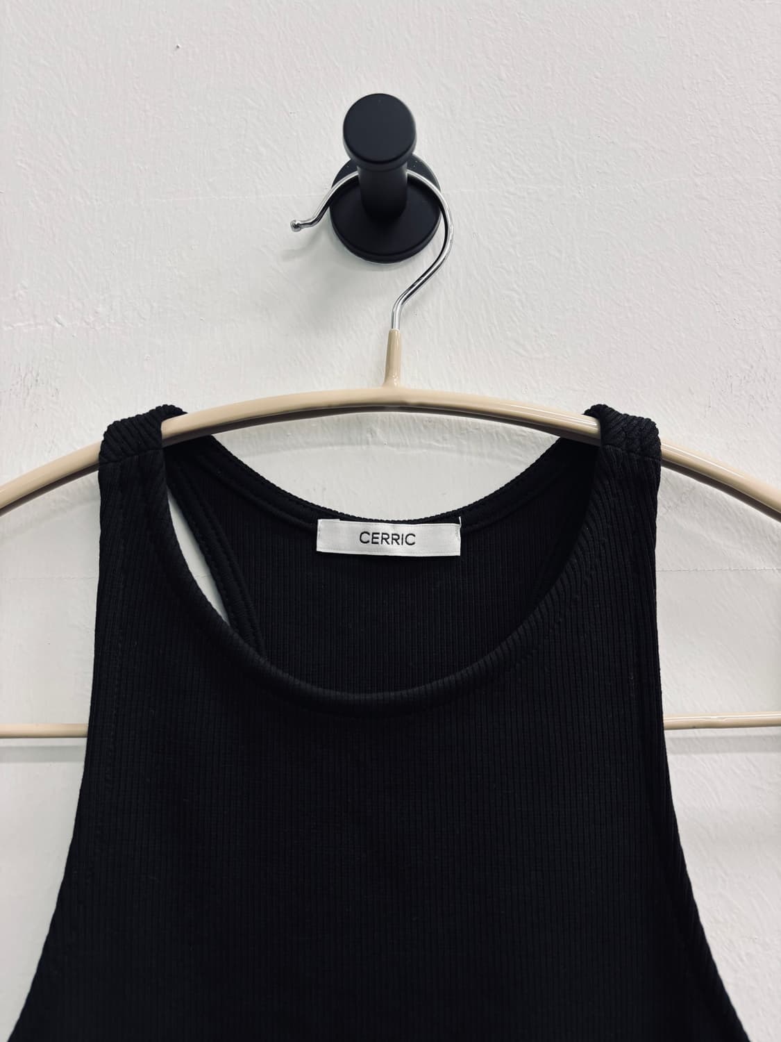 Cerric (세릭) 심볼 로고 골지 민소매 상품이미지3